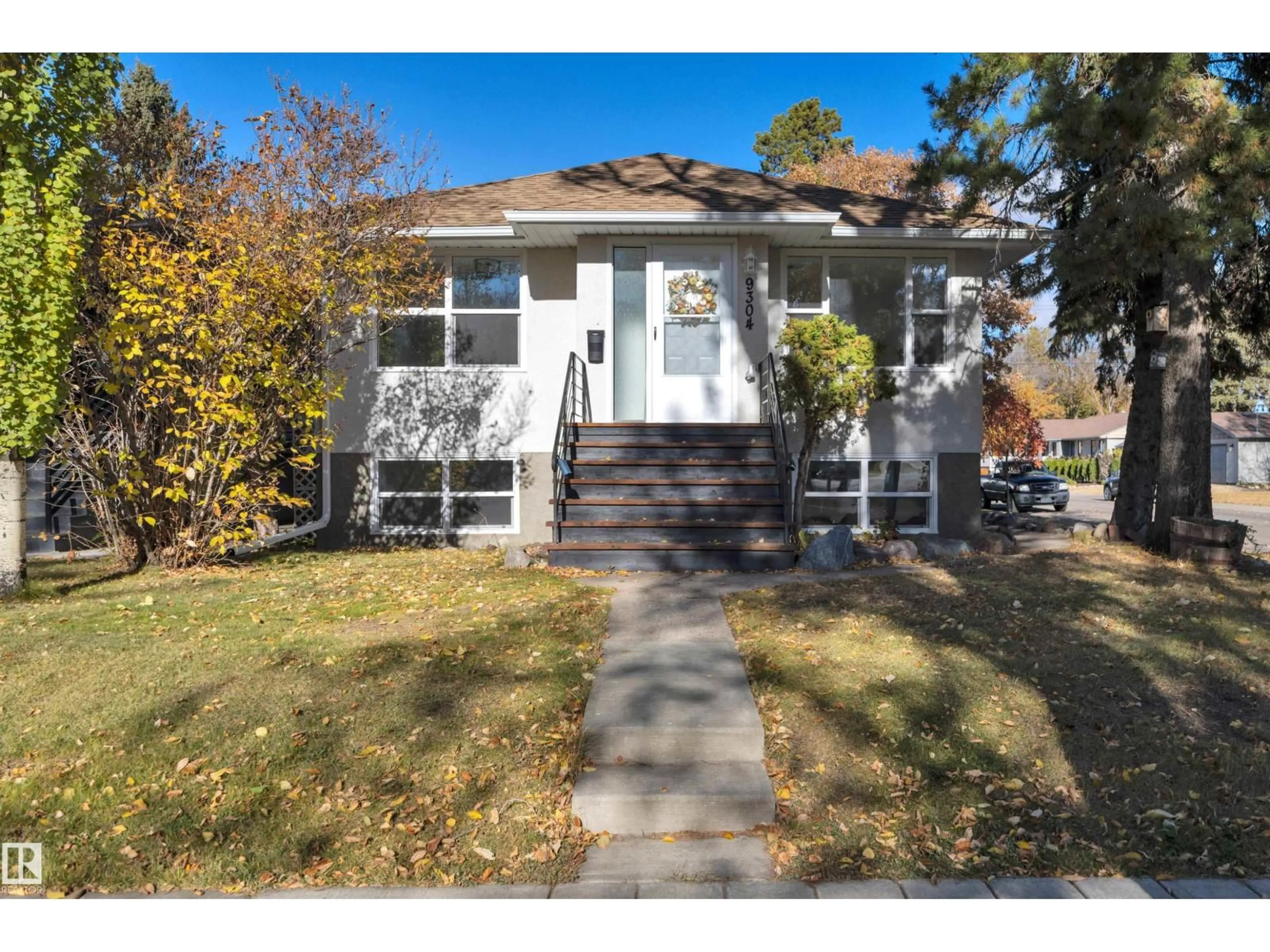 Home with vinyl exterior material, street for 9304 71 AV, Edmonton Alberta T6E0K8