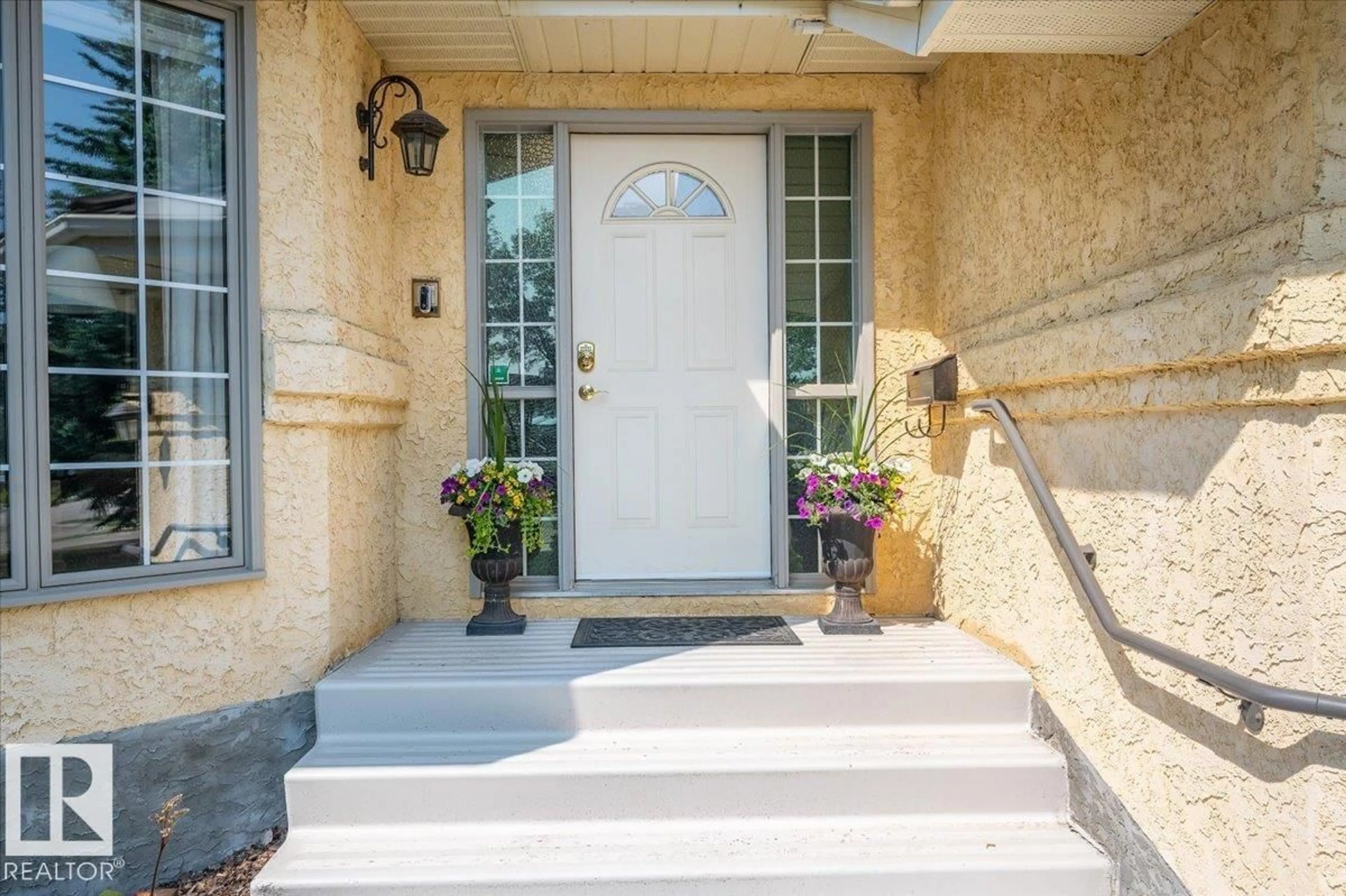 Indoor entryway for 312 BURTON RD, Edmonton Alberta T6R2G7