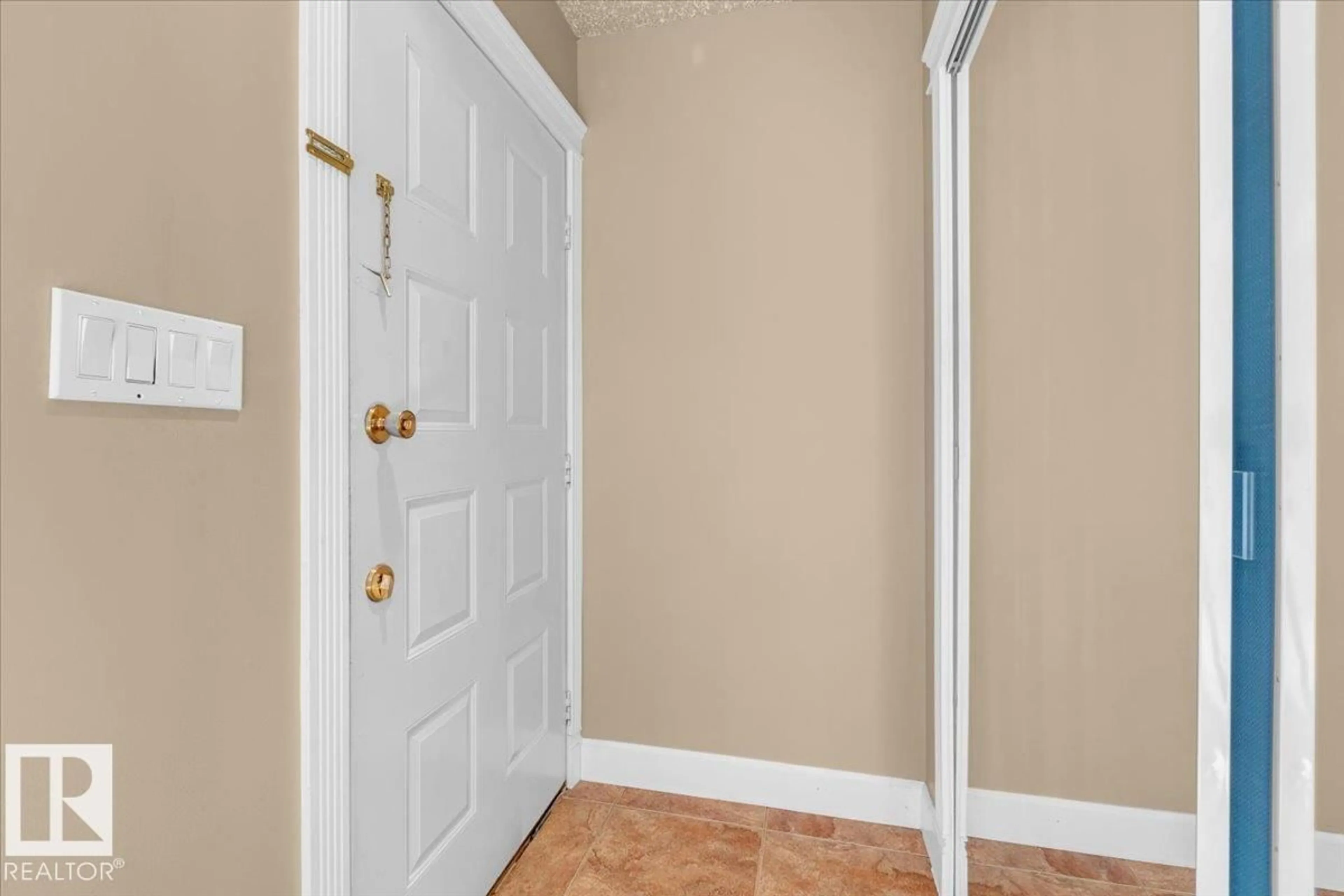 Indoor entryway for 210 - 10404 24 AV NW, Edmonton Alberta T6T4J7