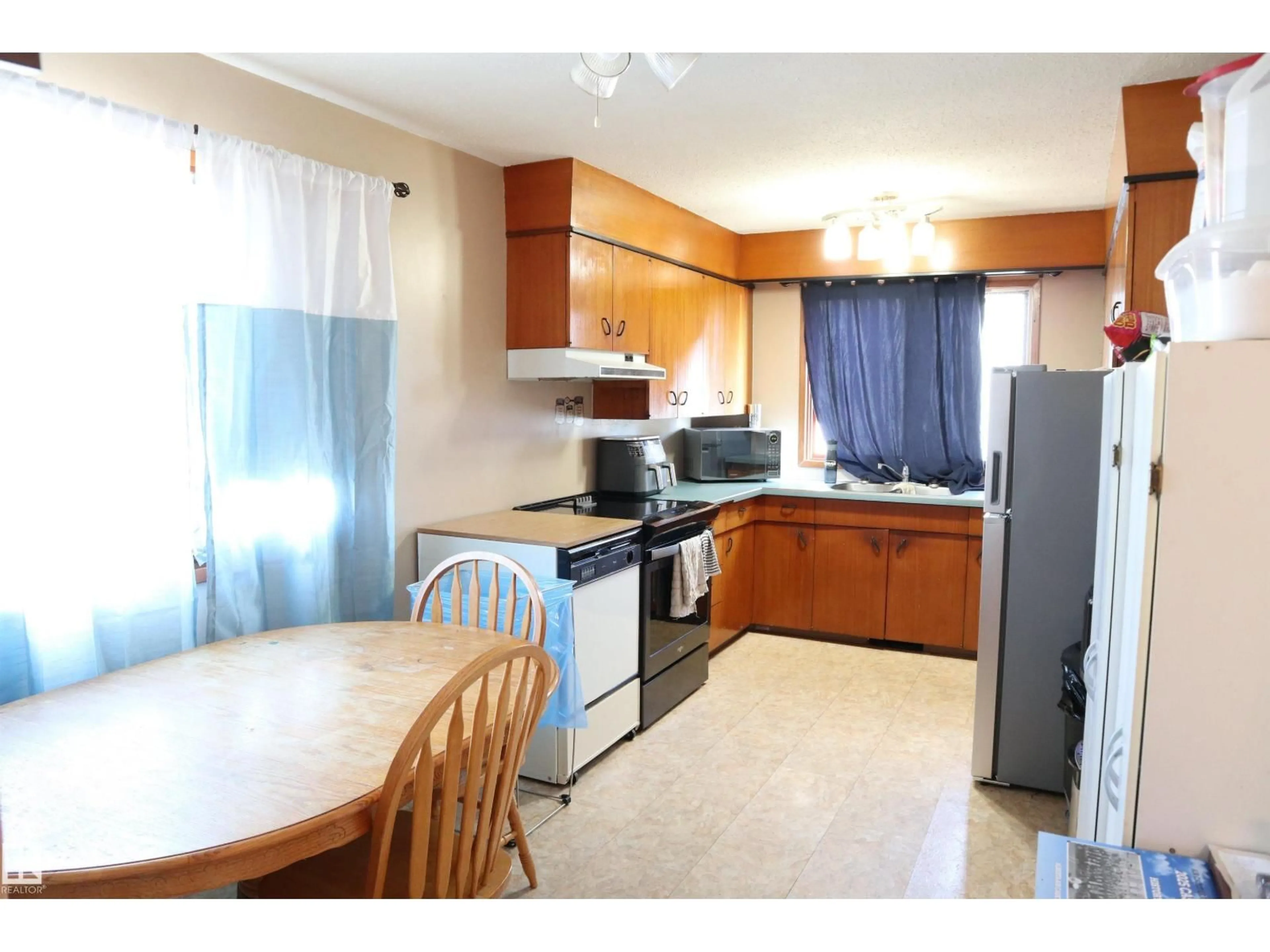 Standard kitchen, unknown for 5010 40 AV, Wetaskiwin Alberta T9A0A3