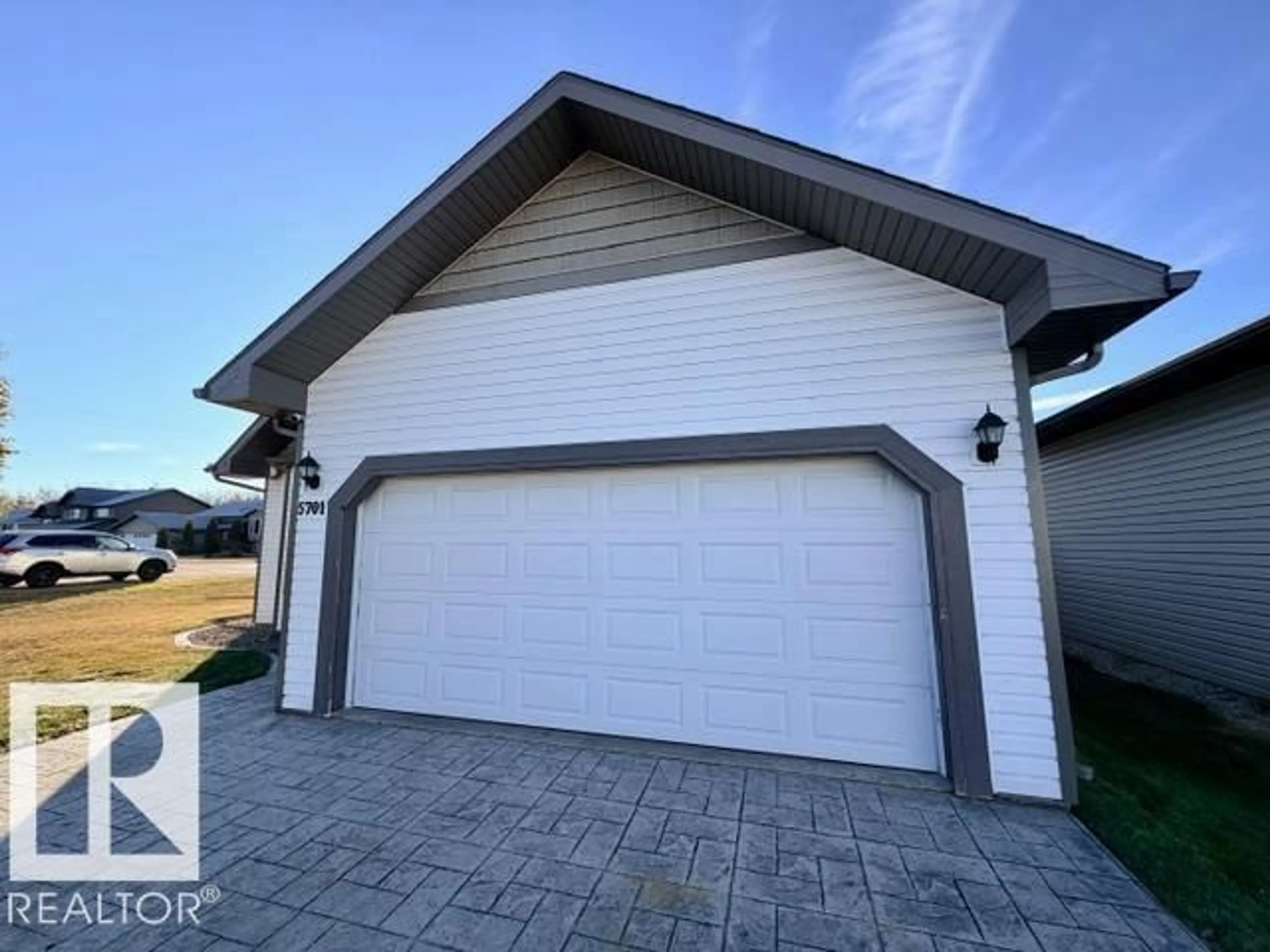 Indoor garage for 5701 48 AV, St. Paul Town Alberta T0A3A1