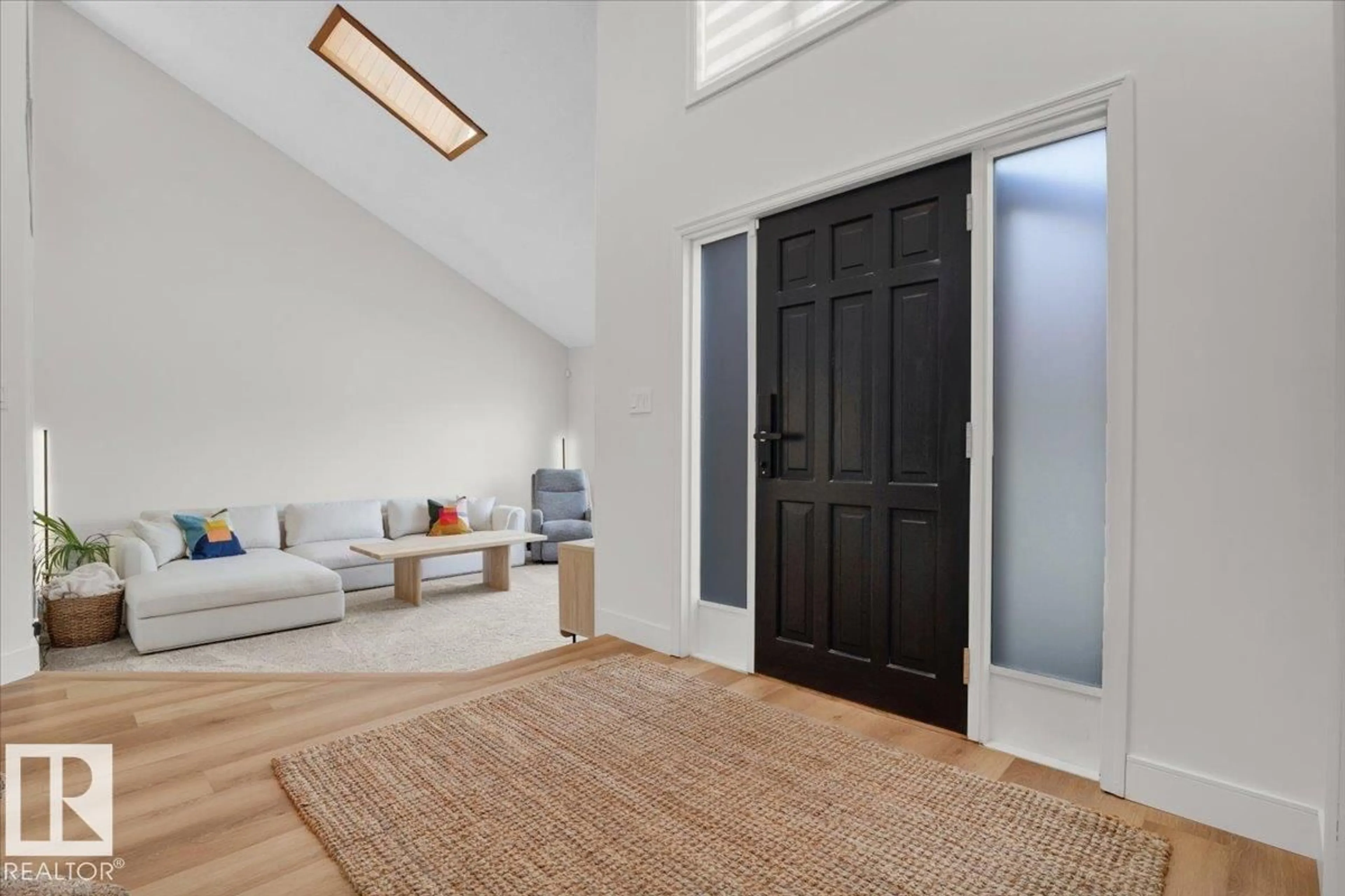 Indoor entryway for 14717 48 AV, Edmonton Alberta T6H5N1