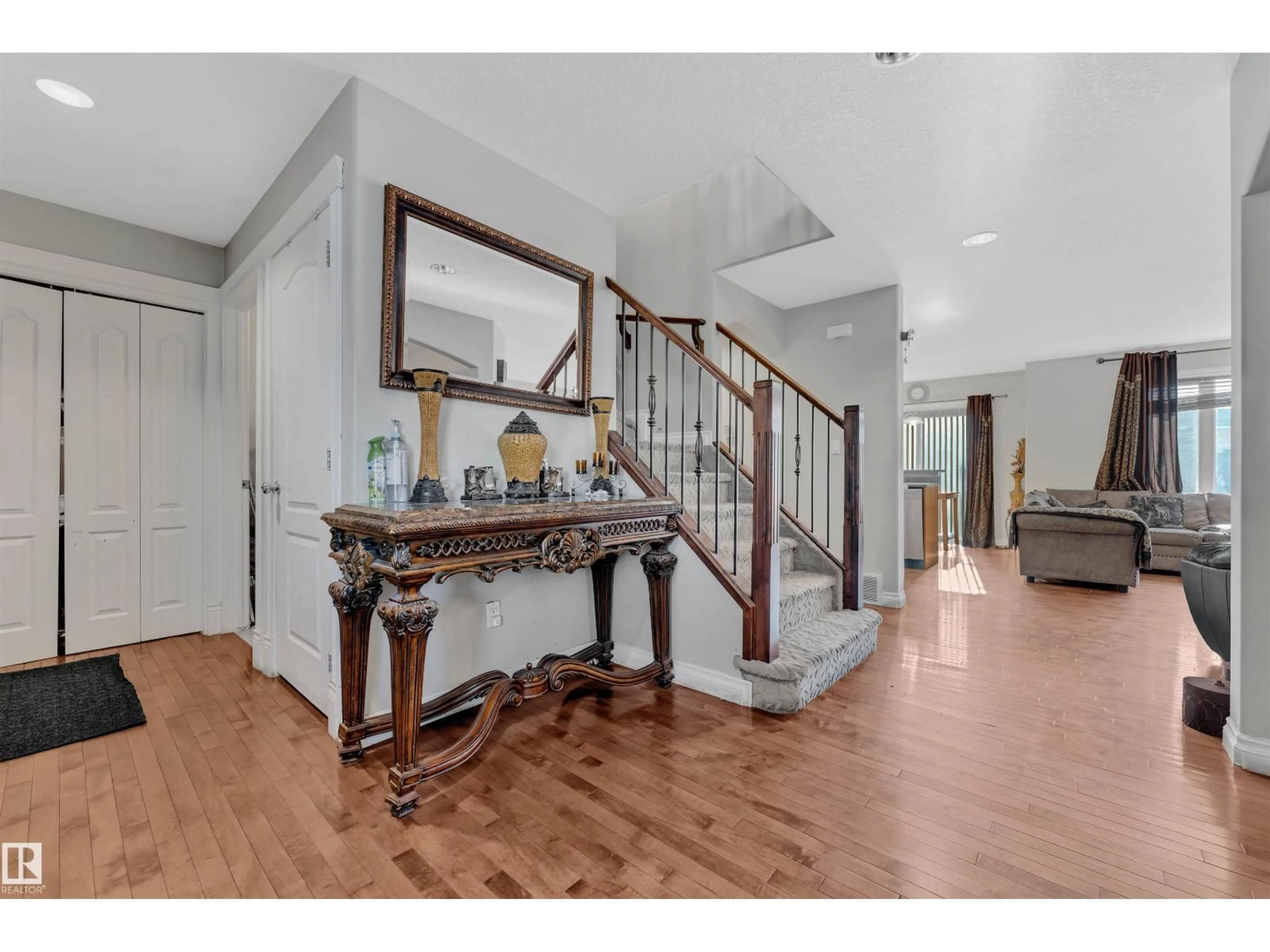 Indoor entryway for SW - 7939 2 AV, Edmonton Alberta T6X1K3