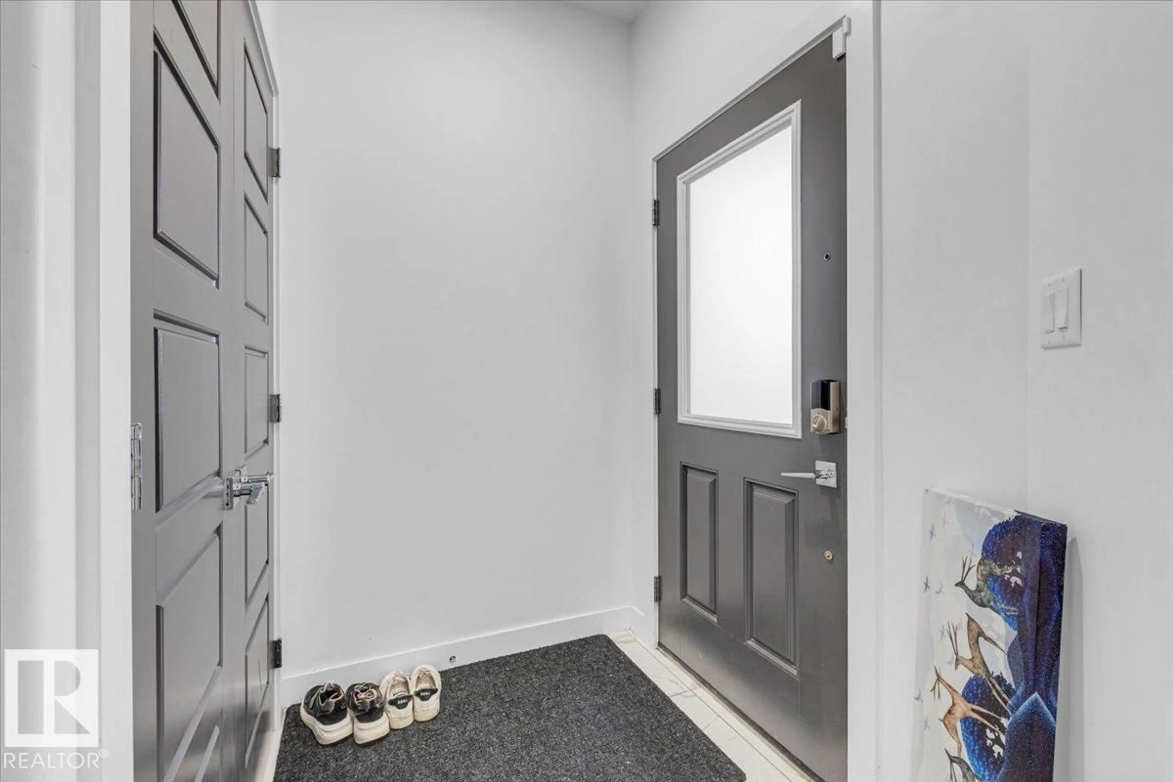 Indoor entryway for NW - 1325 20 ST, Edmonton Alberta T6T2R8