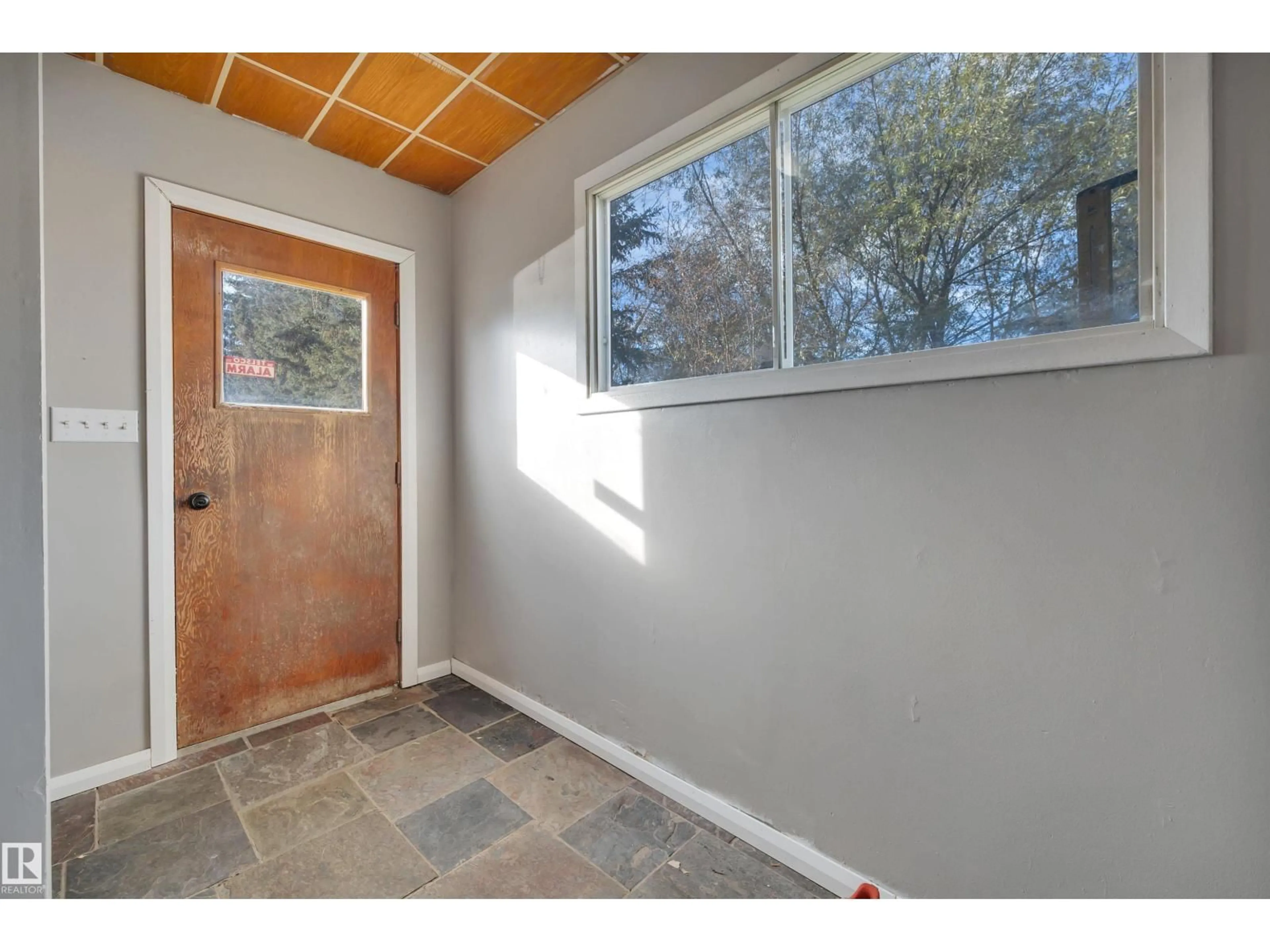 Indoor entryway for 60101 HWY 827, Rural Thorhild County Alberta T0A3J0