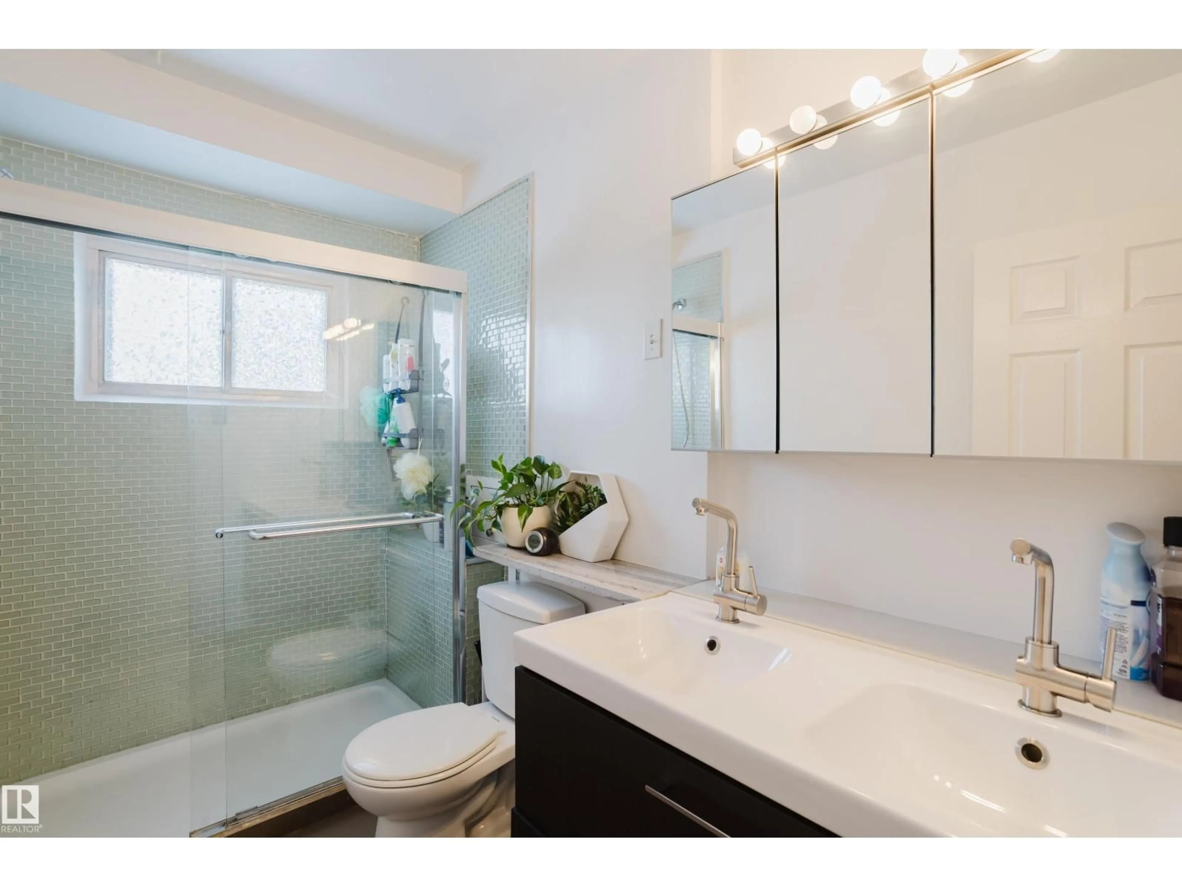 Contemporary bathroom, ceramic/tile floor for 14632 95 AV, Edmonton Alberta T5N0B3
