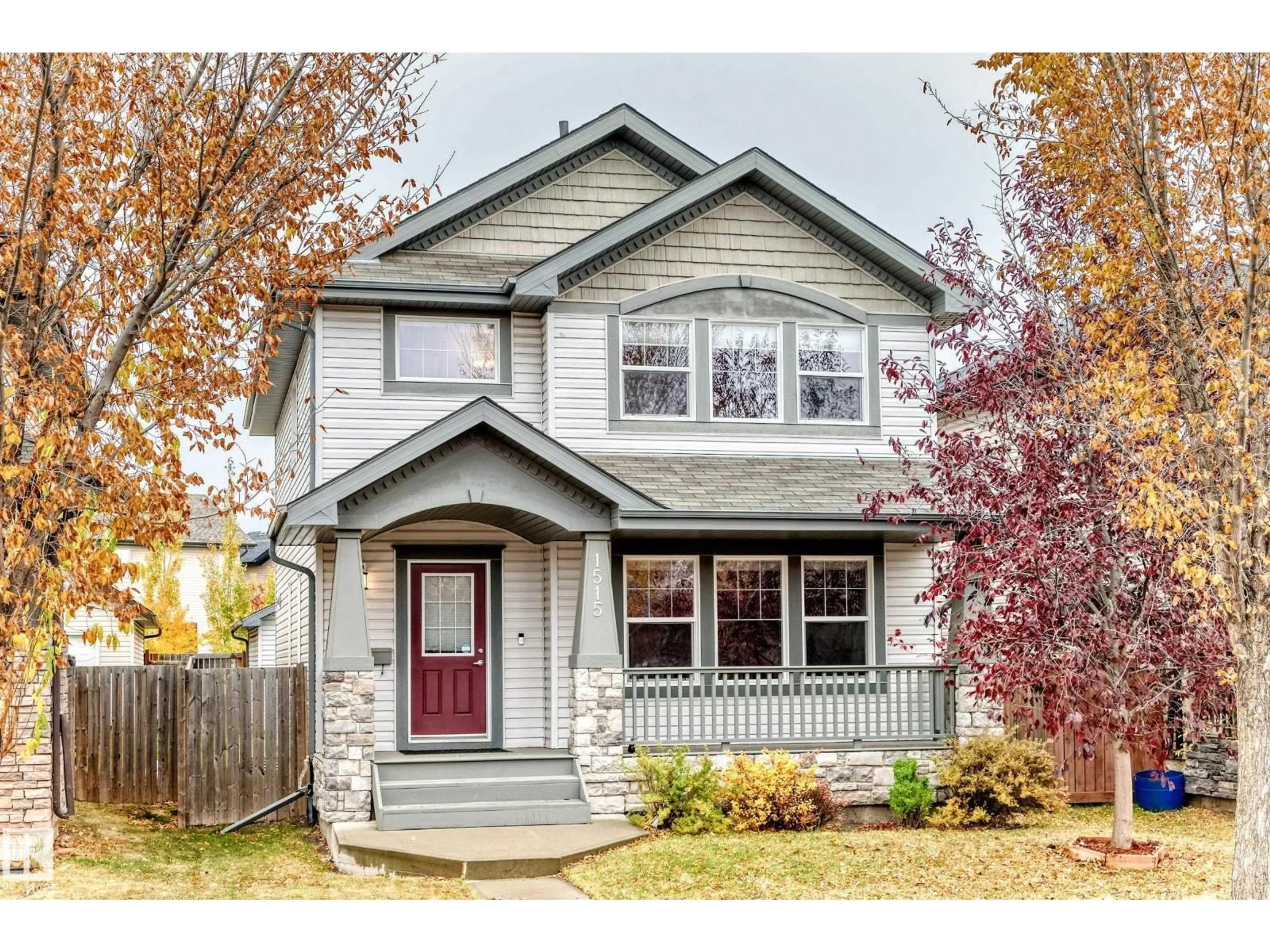 Home with vinyl exterior material, street for 1515 TOWNE CENTRE BV, Edmonton Alberta T6R0P4