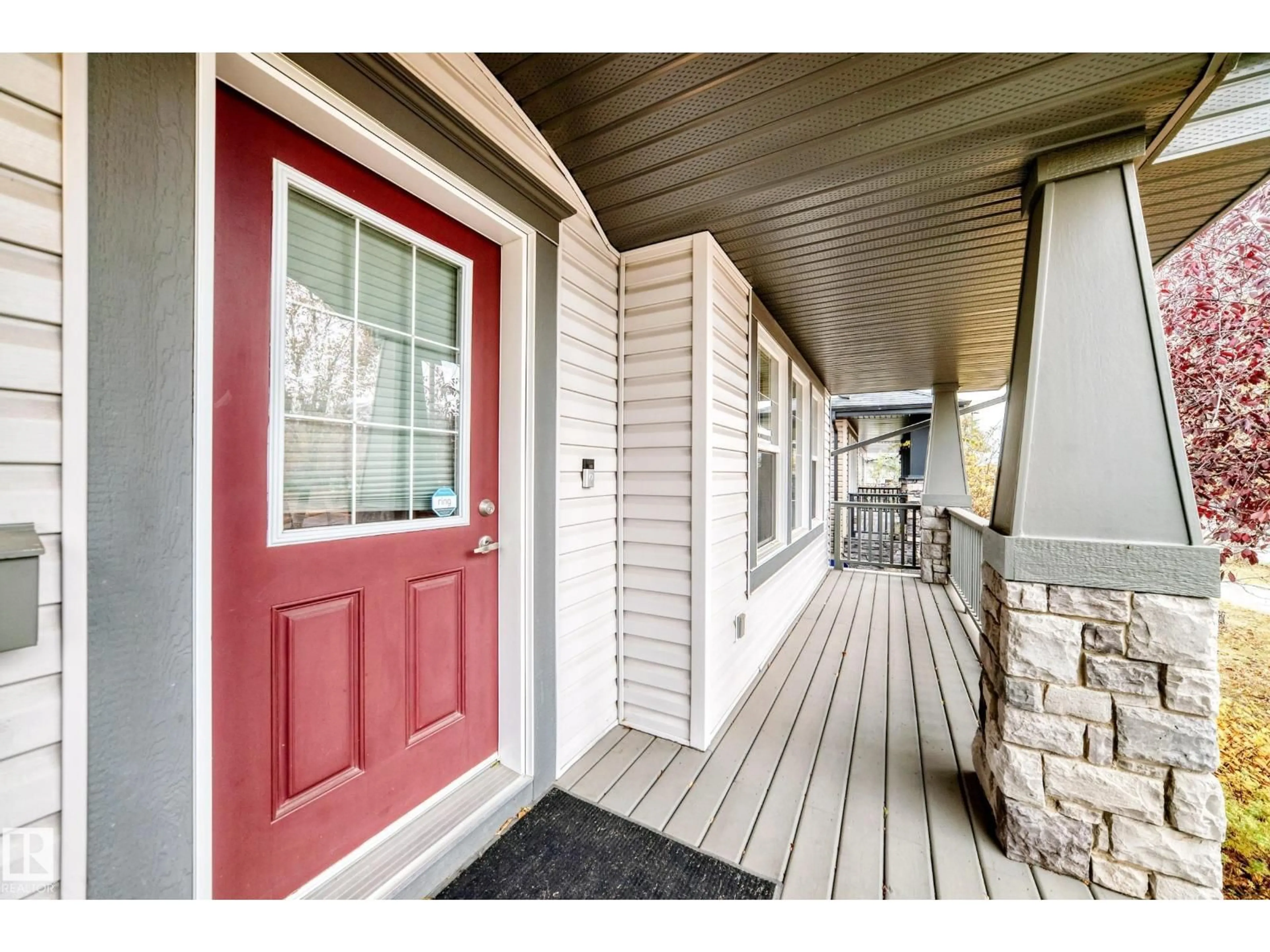Indoor entryway for 1515 TOWNE CENTRE BV, Edmonton Alberta T6R0P4