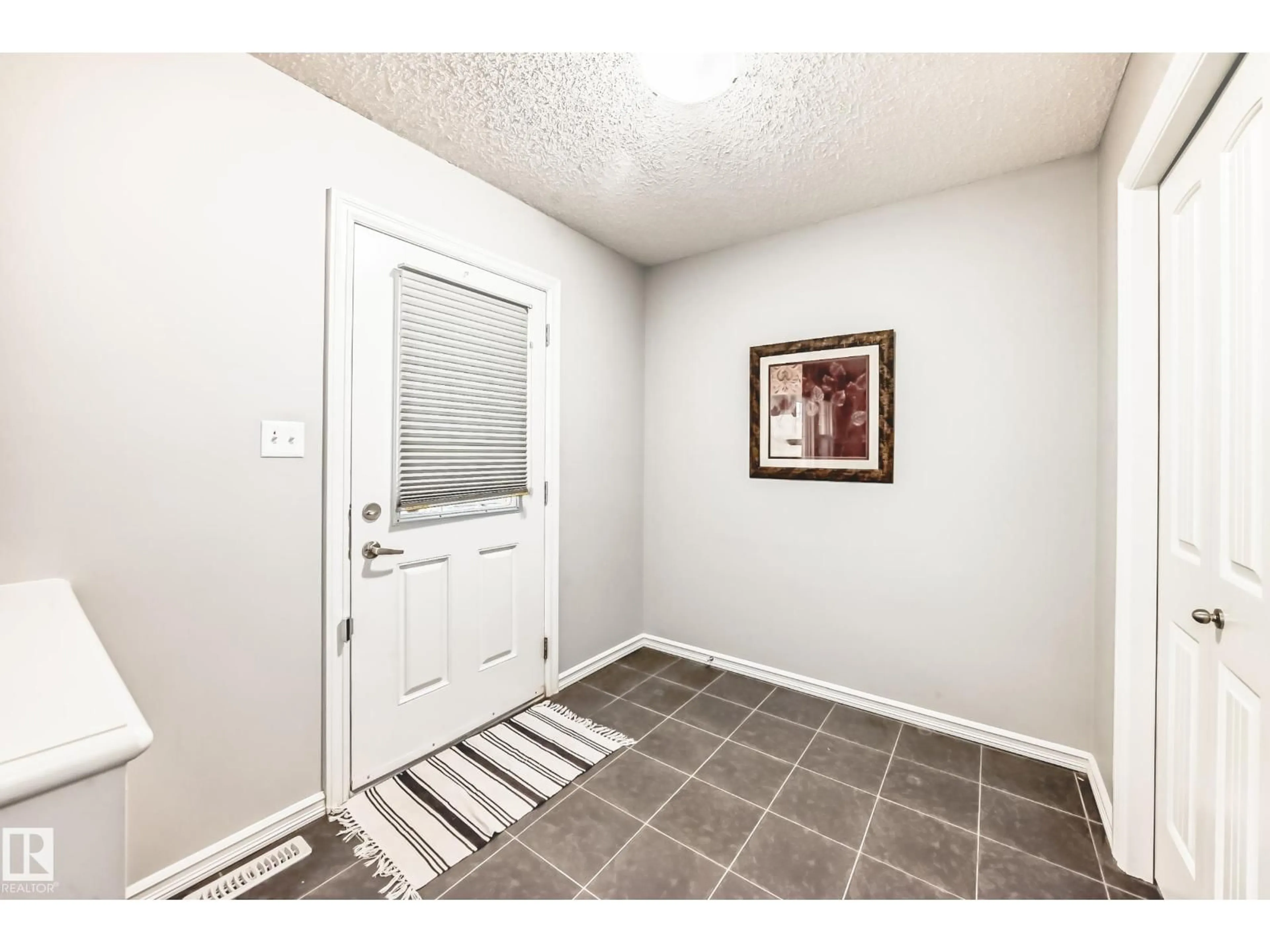 Indoor entryway for 1515 TOWNE CENTRE BV, Edmonton Alberta T6R0P4