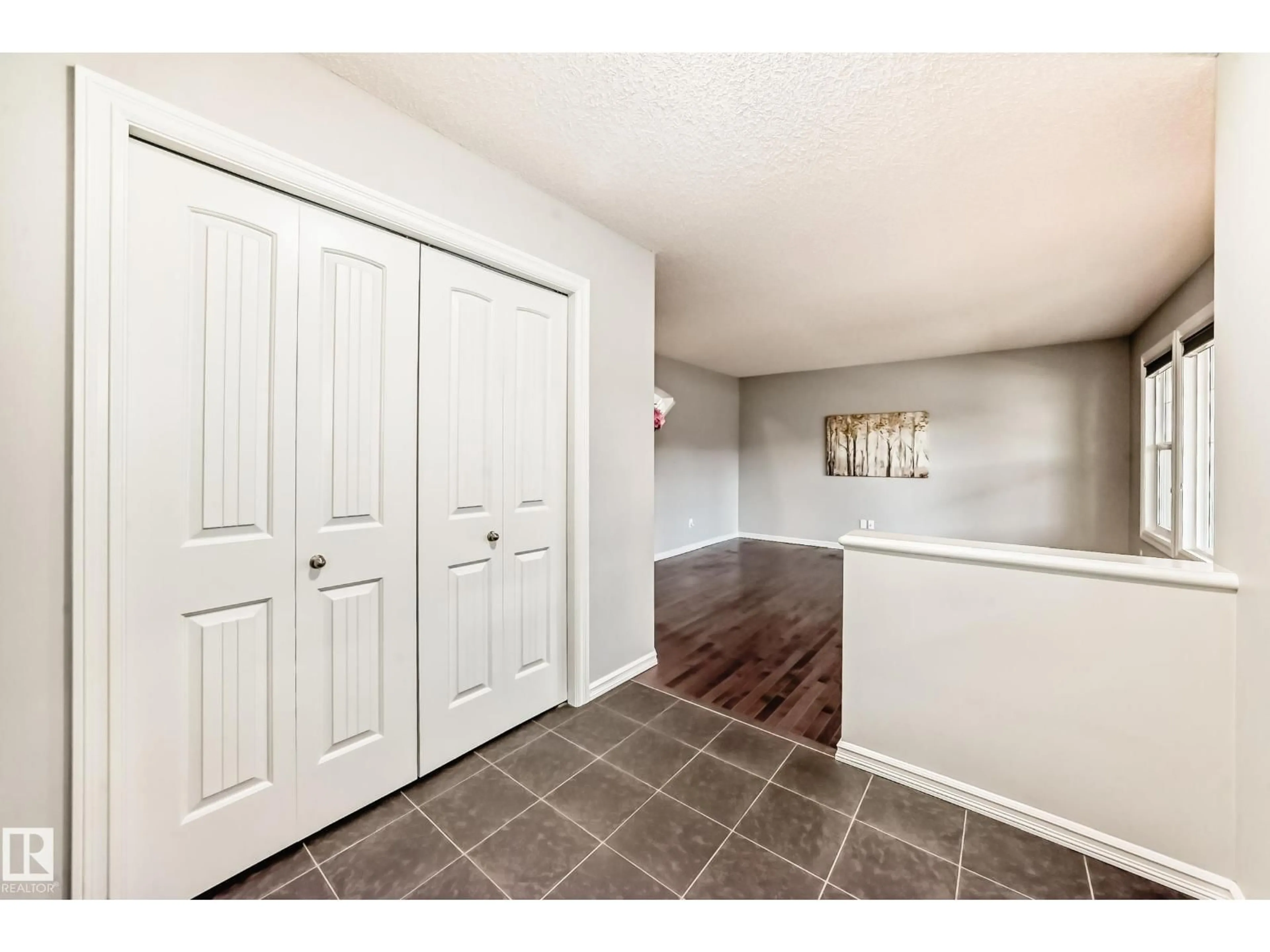Indoor entryway for 1515 TOWNE CENTRE BV, Edmonton Alberta T6R0P4