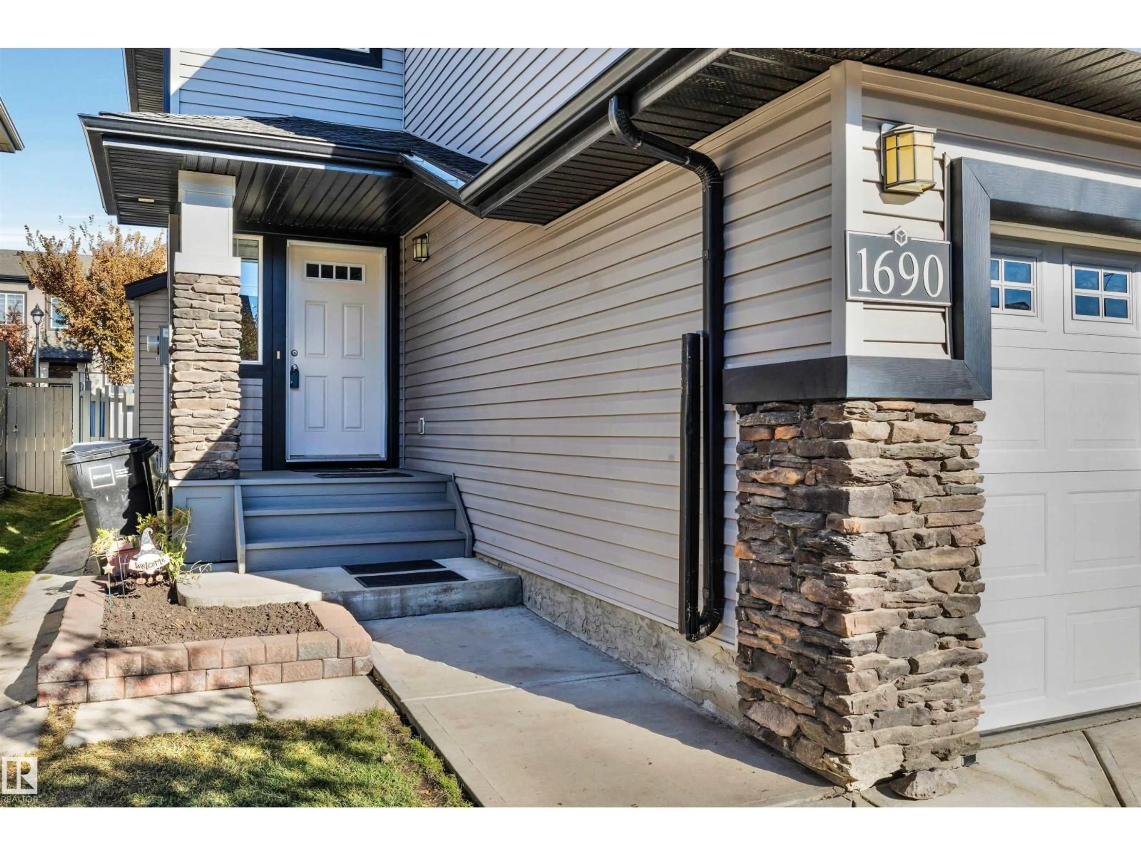 Indoor entryway for 1690 CUNNINGHAM WY, Edmonton Alberta T6W0W5