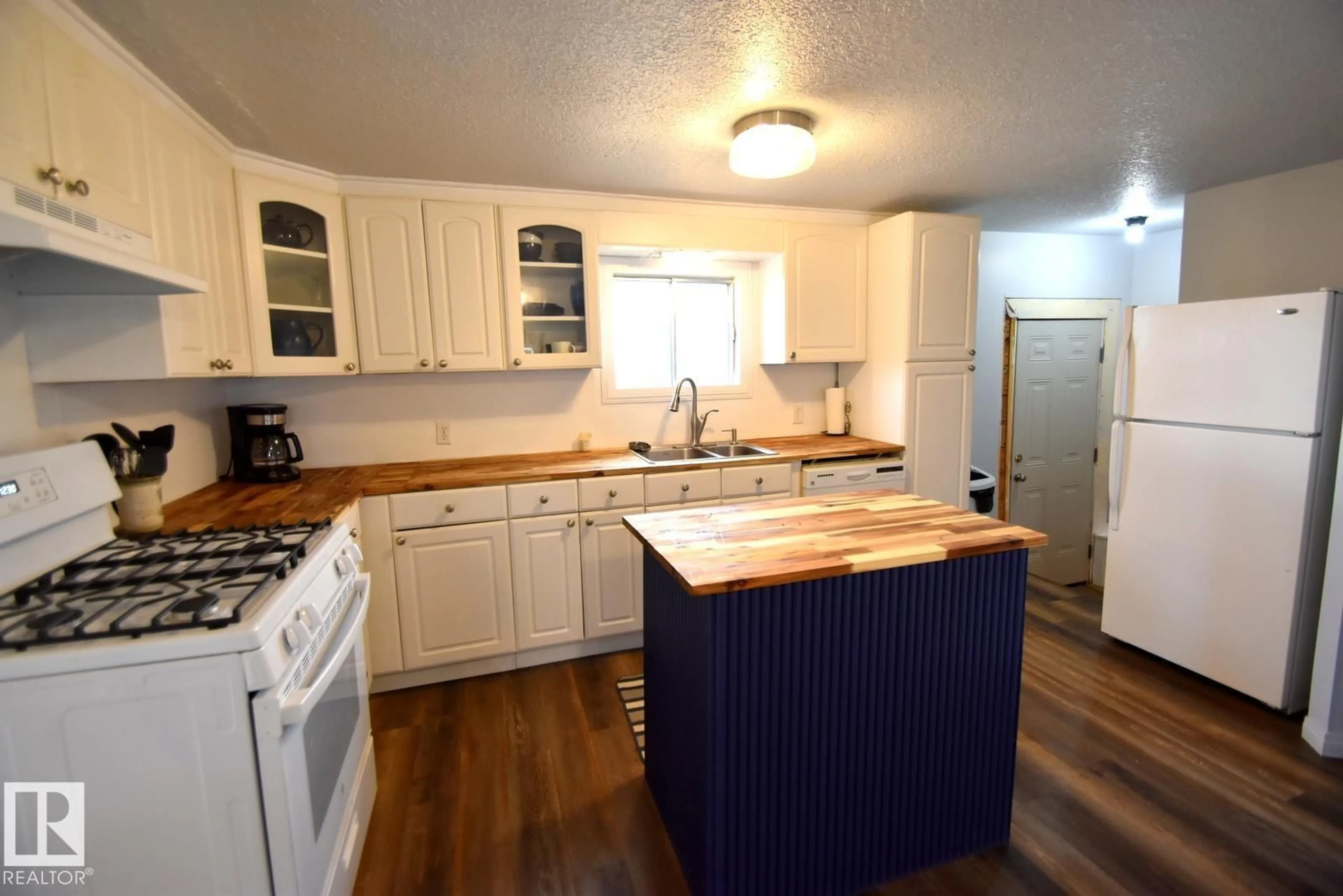 Standard kitchen, wood/laminate floor for Jarvie - 63114 RGE RD 270, Rural Westlock County Alberta T0G1H0