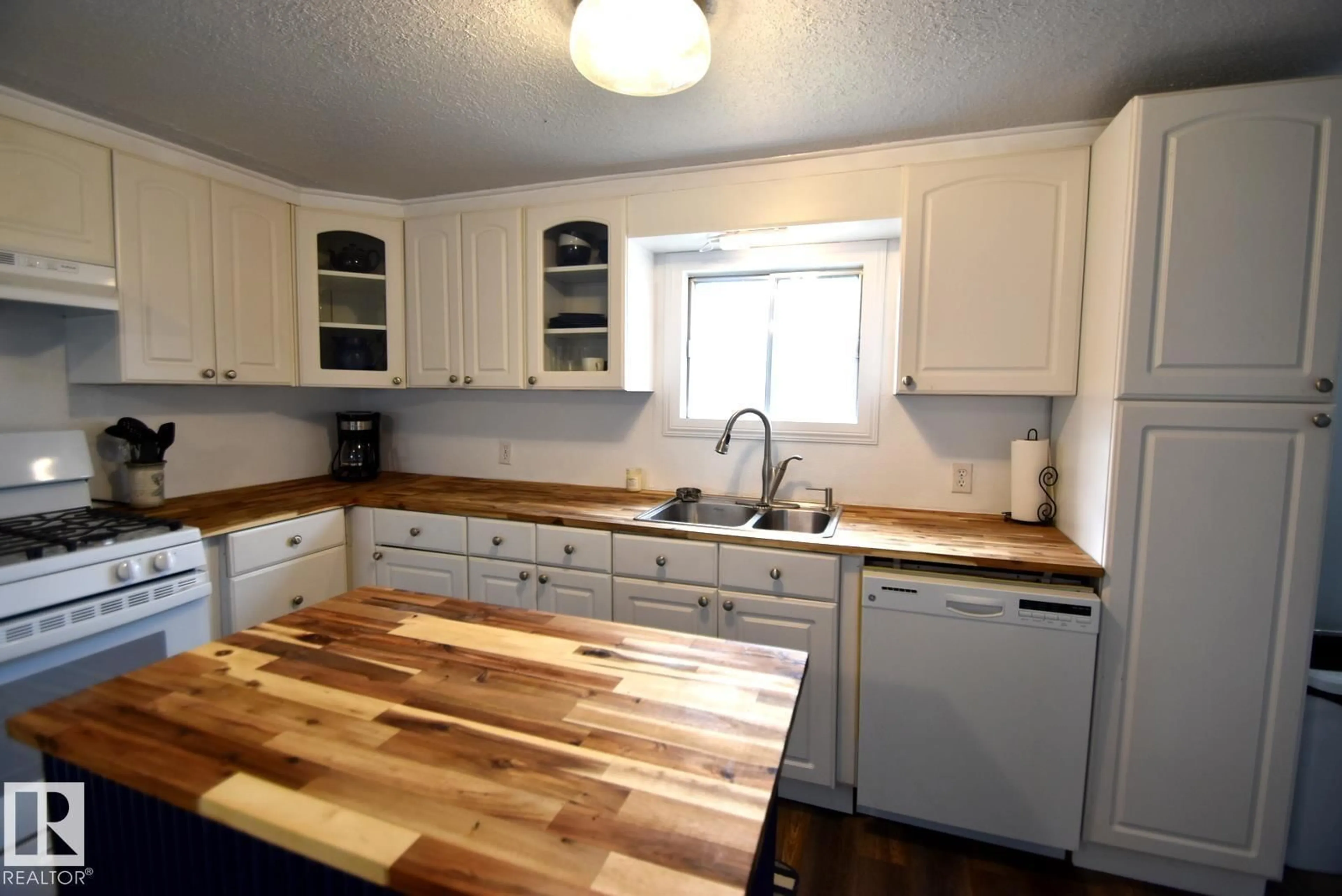Standard kitchen, wood/laminate floor for Jarvie - 63114 RGE RD 270, Rural Westlock County Alberta T0G1H0