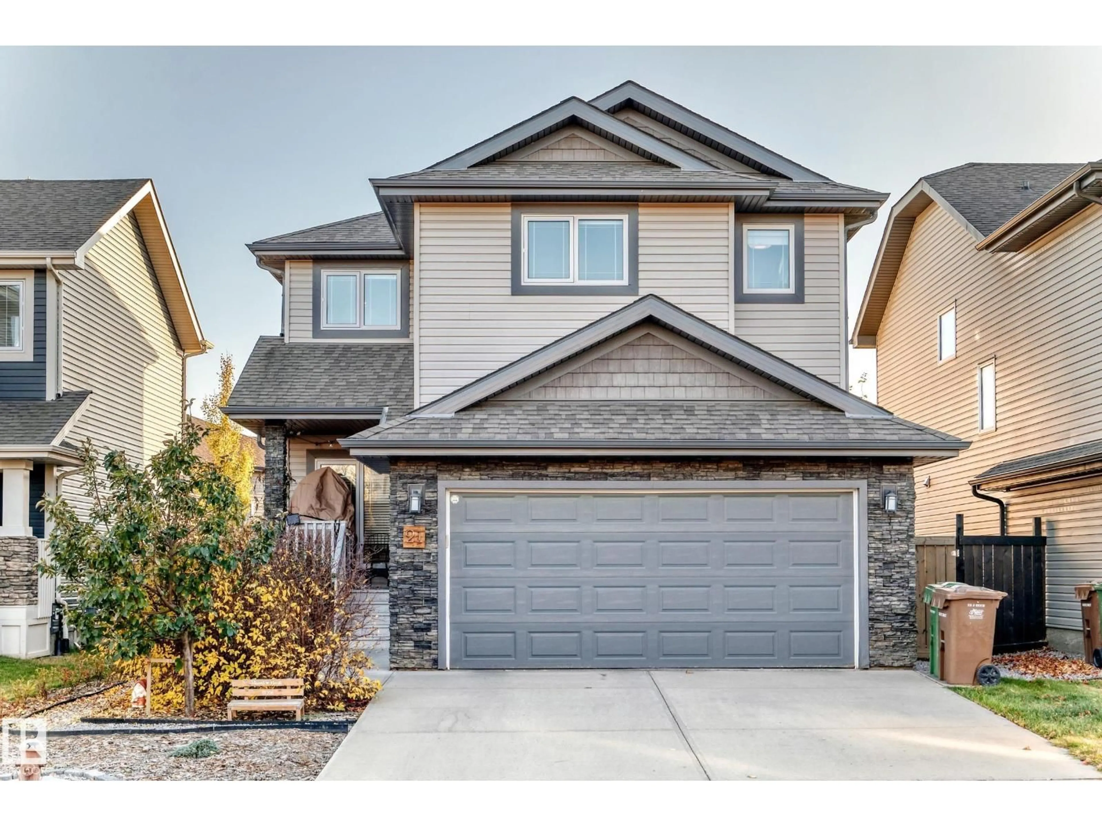 Home with vinyl exterior material, street for 21 ROYAL ST, St. Albert Alberta T8N7N8