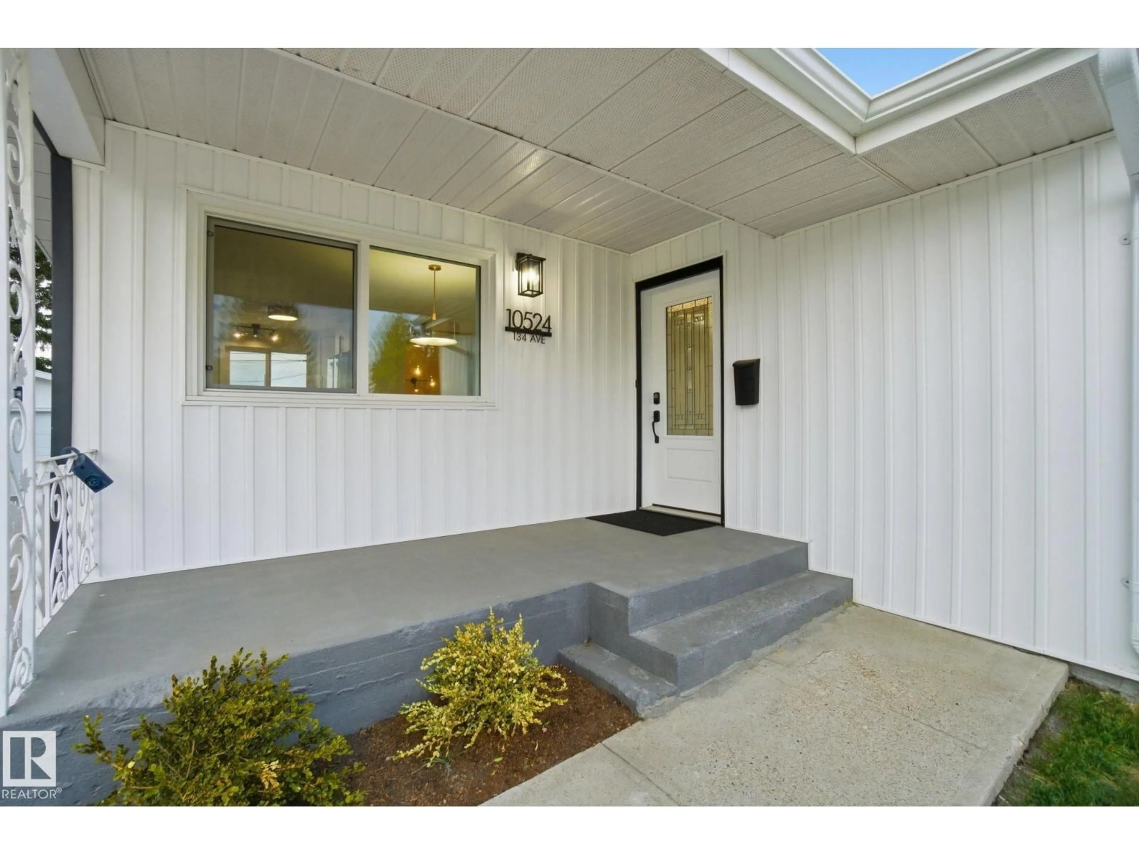 Indoor entryway for 10524 134 AV, Edmonton Alberta T5E1J6