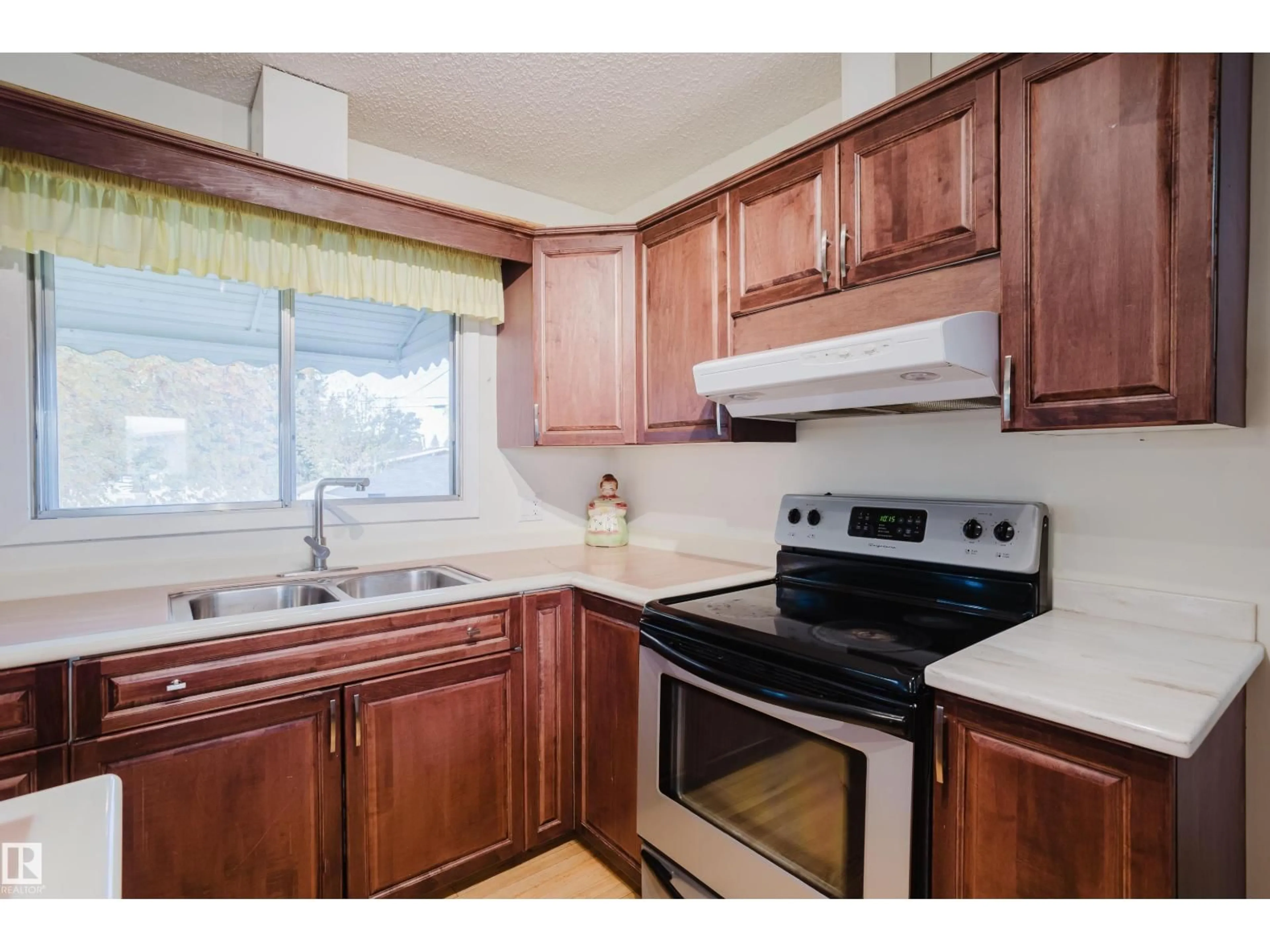 Standard kitchen, unknown for 4406 44 ST, Stony Plain Alberta T7Z1J3