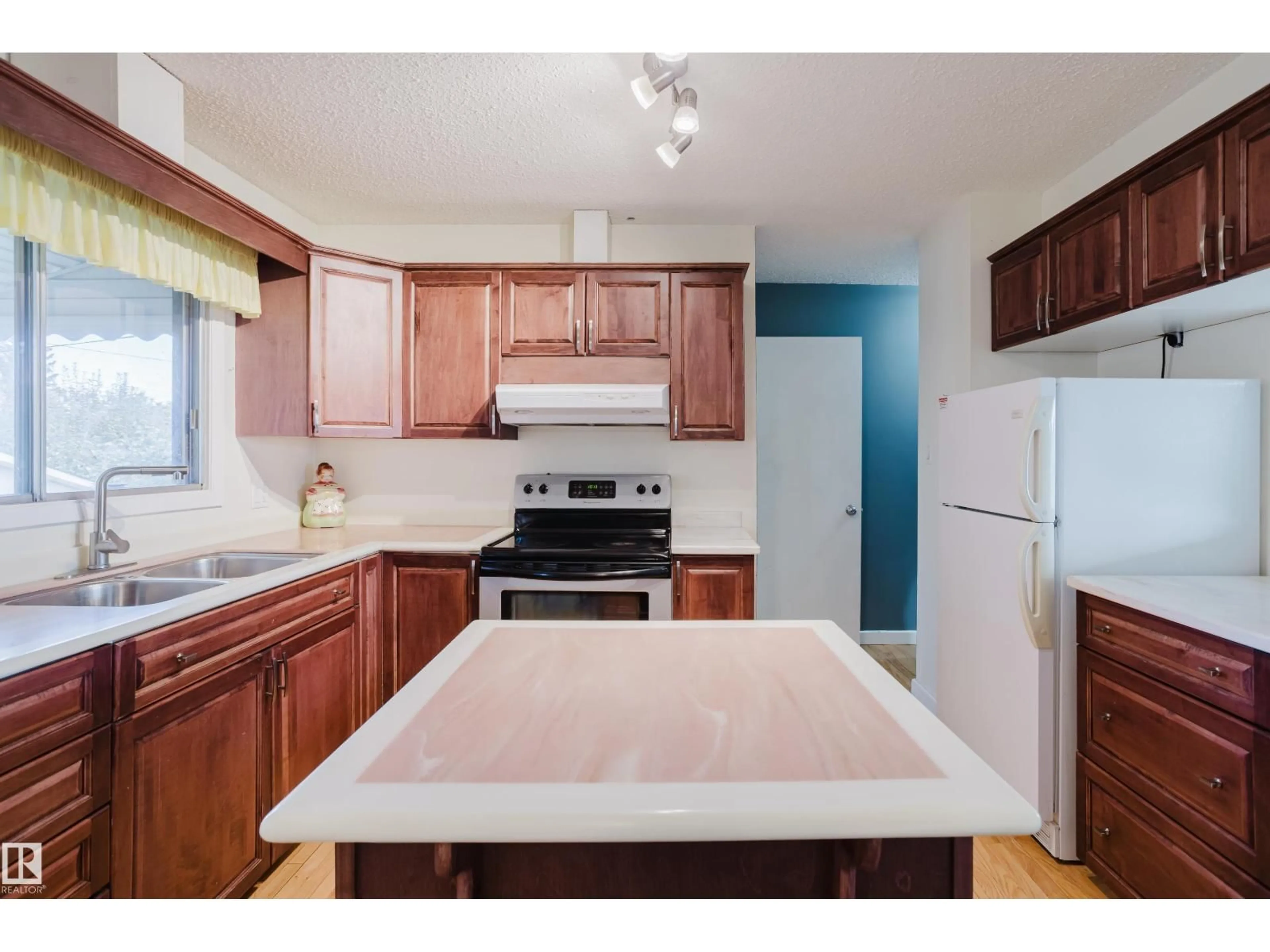 Standard kitchen, unknown for 4406 44 ST, Stony Plain Alberta T7Z1J3