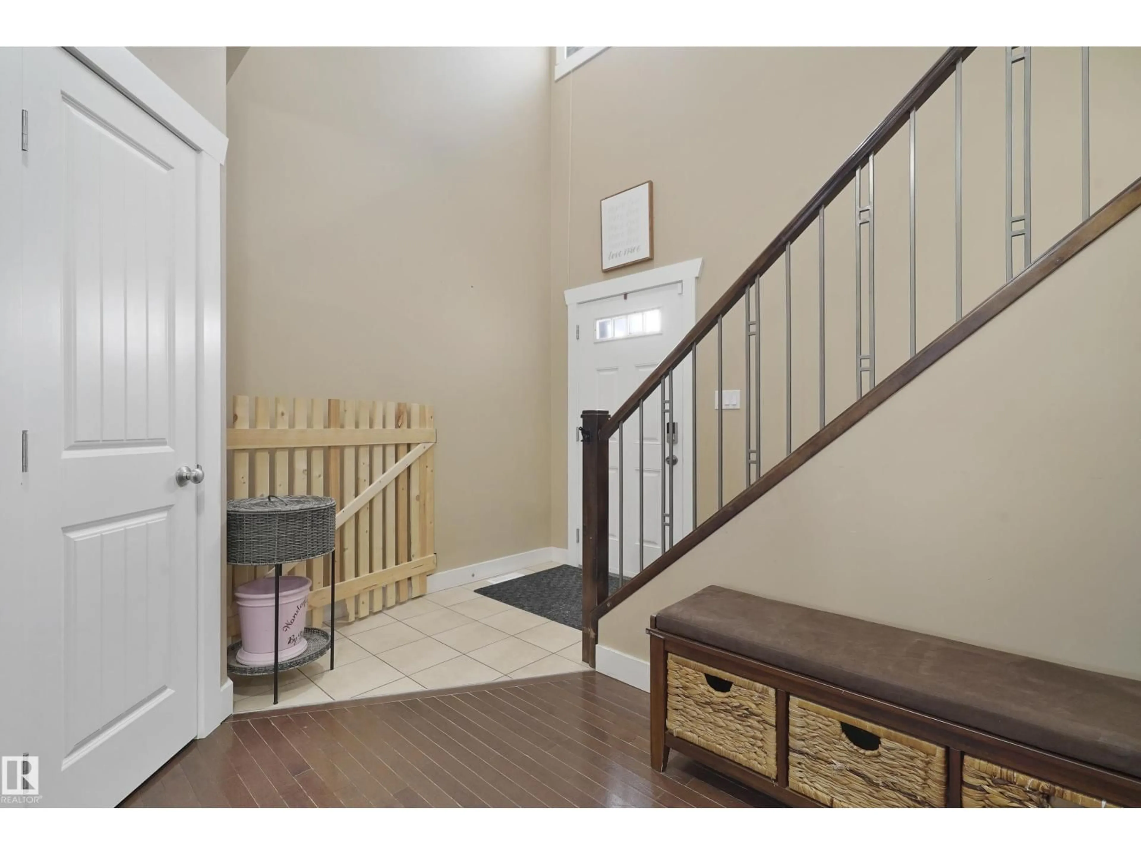 Indoor entryway for 30 HILLDOWNS DR, Spruce Grove Alberta T7X0J2