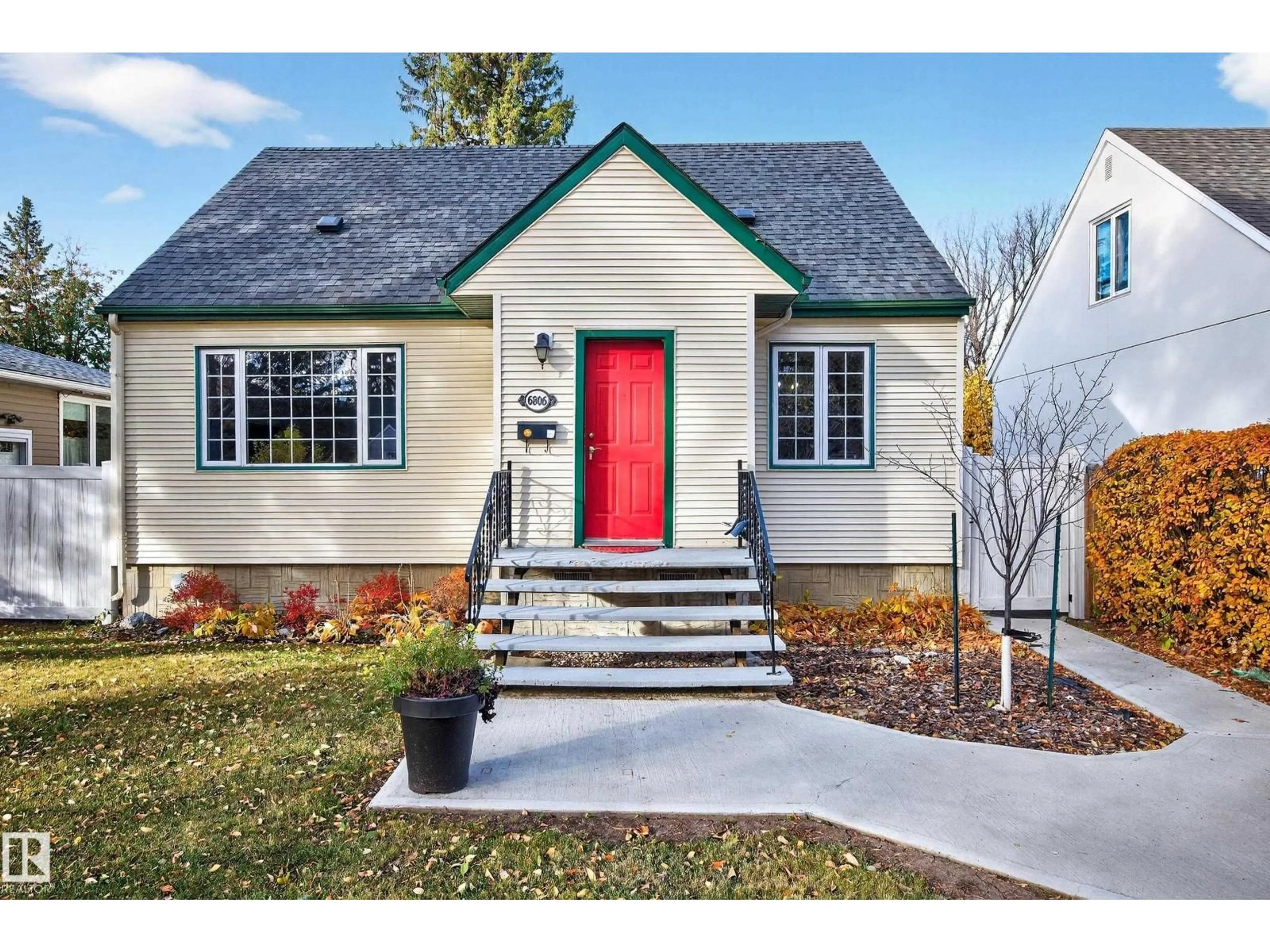 Home with vinyl exterior material, street for 6806 112A ST, Edmonton Alberta T6H3K6