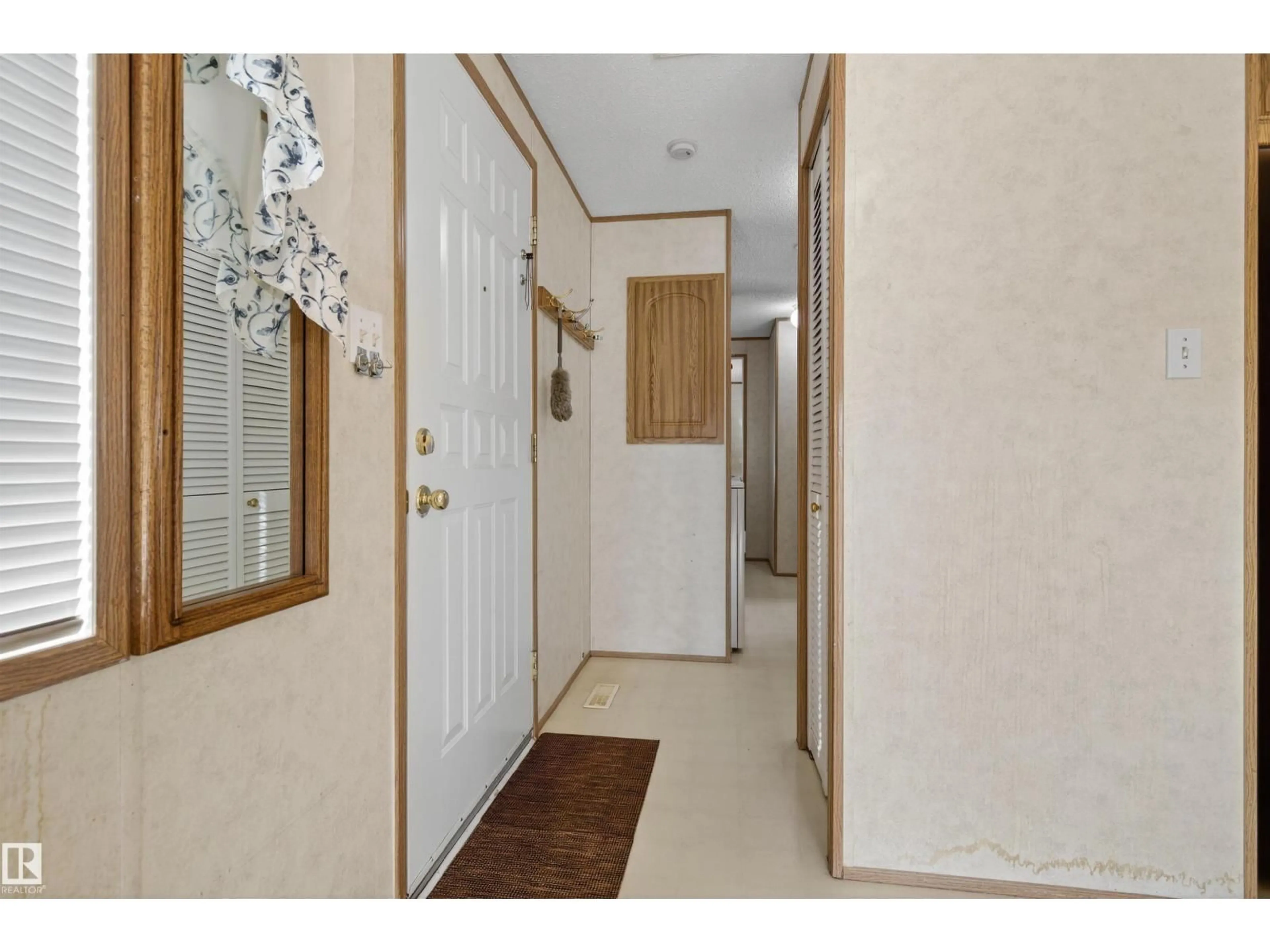 Indoor entryway for 3245 LAKEWOOD CL, Edmonton Alberta T5S2R8