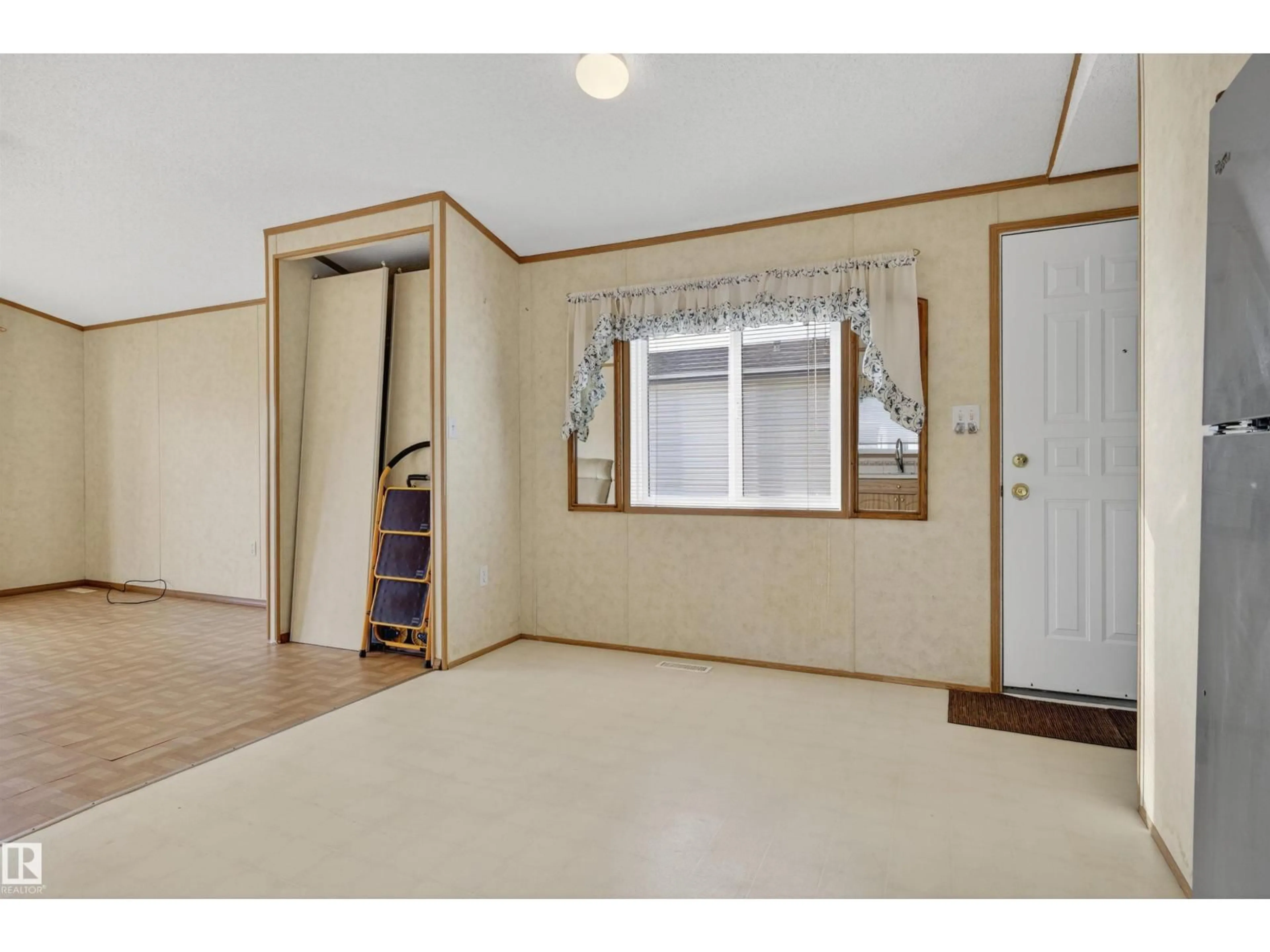 A pic of a room for 3245 LAKEWOOD CL, Edmonton Alberta T5S2R8