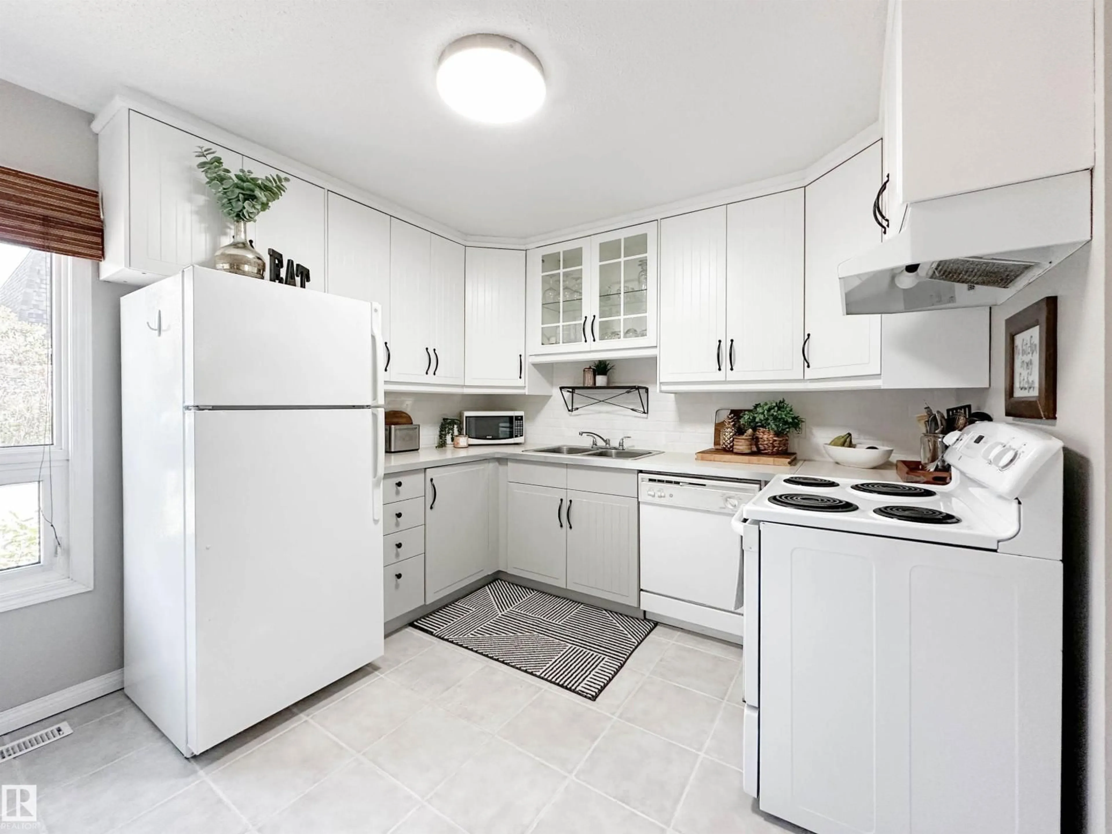 Standard kitchen, ceramic/tile floor for 73 GREENFIELD ES, St. Albert Alberta T8N2G2