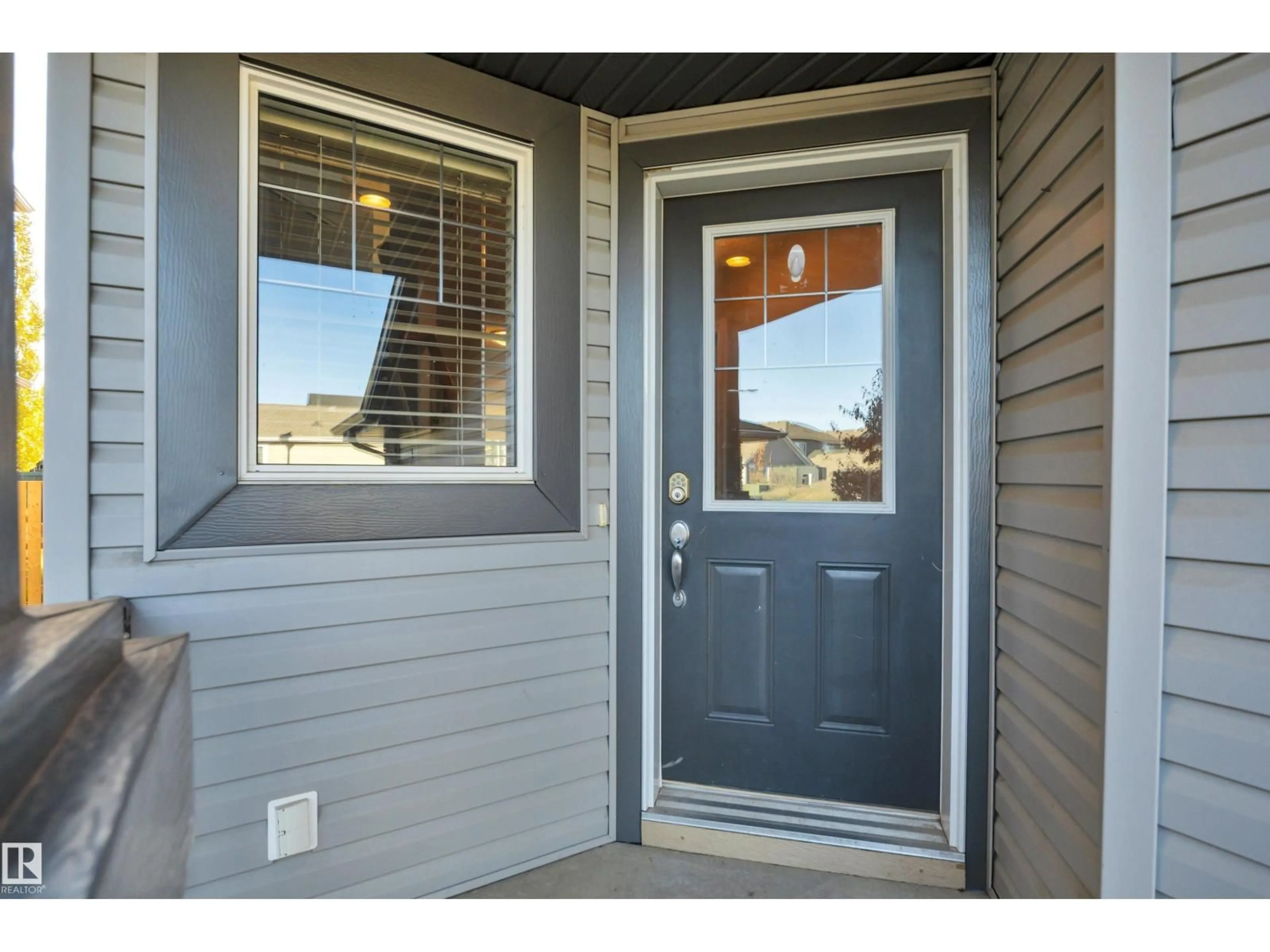 Indoor entryway for 21219 94 AV, Edmonton Alberta T5T4E6