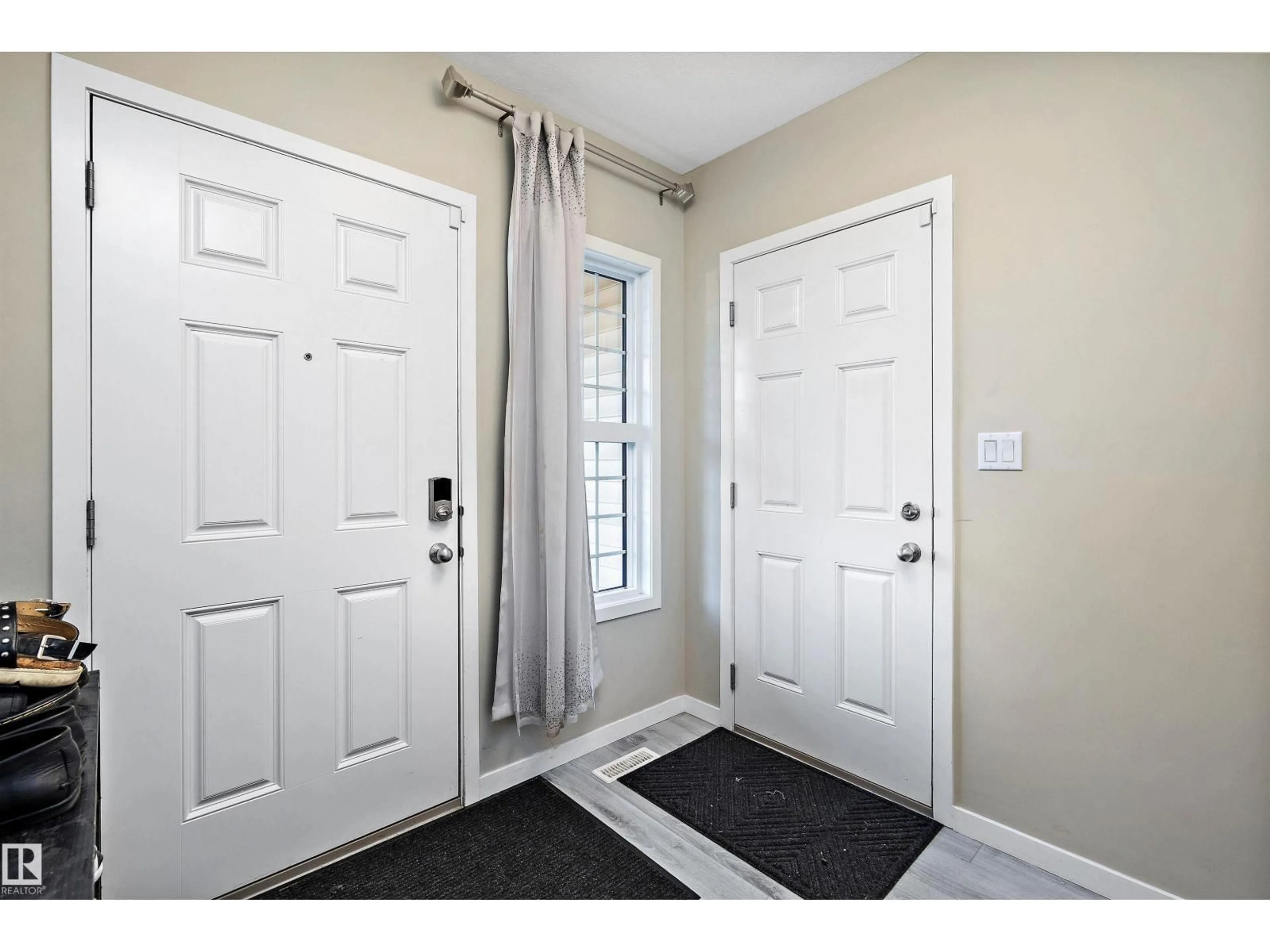 Indoor entryway for 681 EAGLEON CR, Edmonton Alberta T6M0V7
