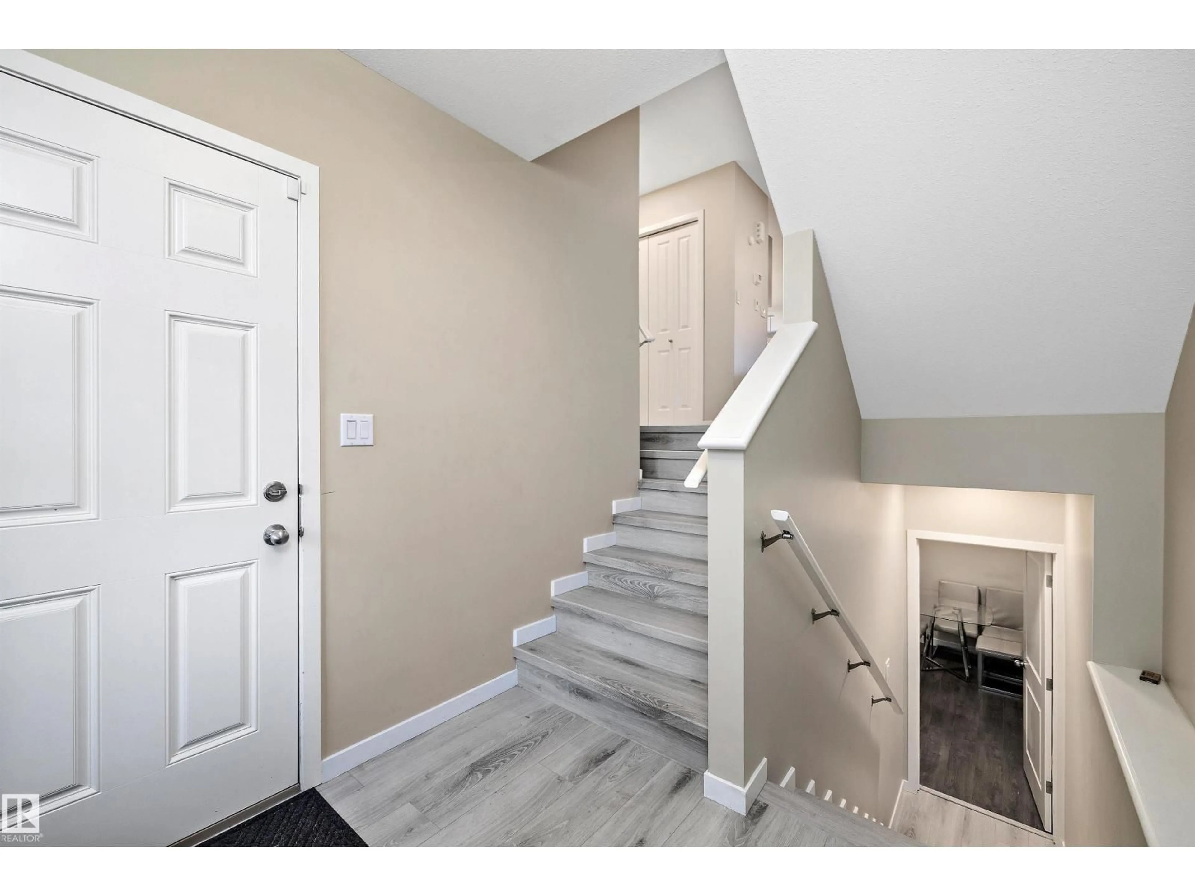 Indoor entryway for 681 EAGLEON CR, Edmonton Alberta T6M0V7
