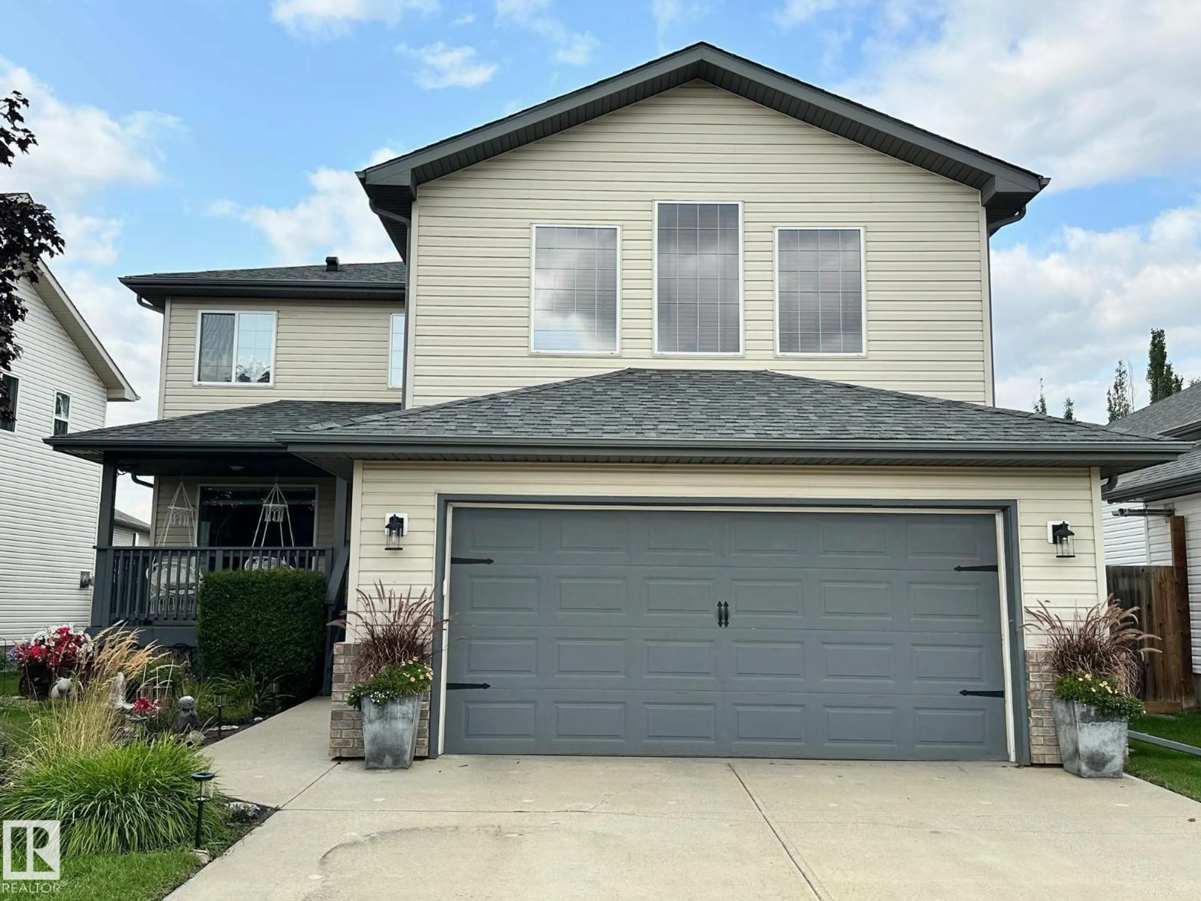 Home with vinyl exterior material, street for 447 DAVENPORT DR, Sherwood Park Alberta T8H2E5
