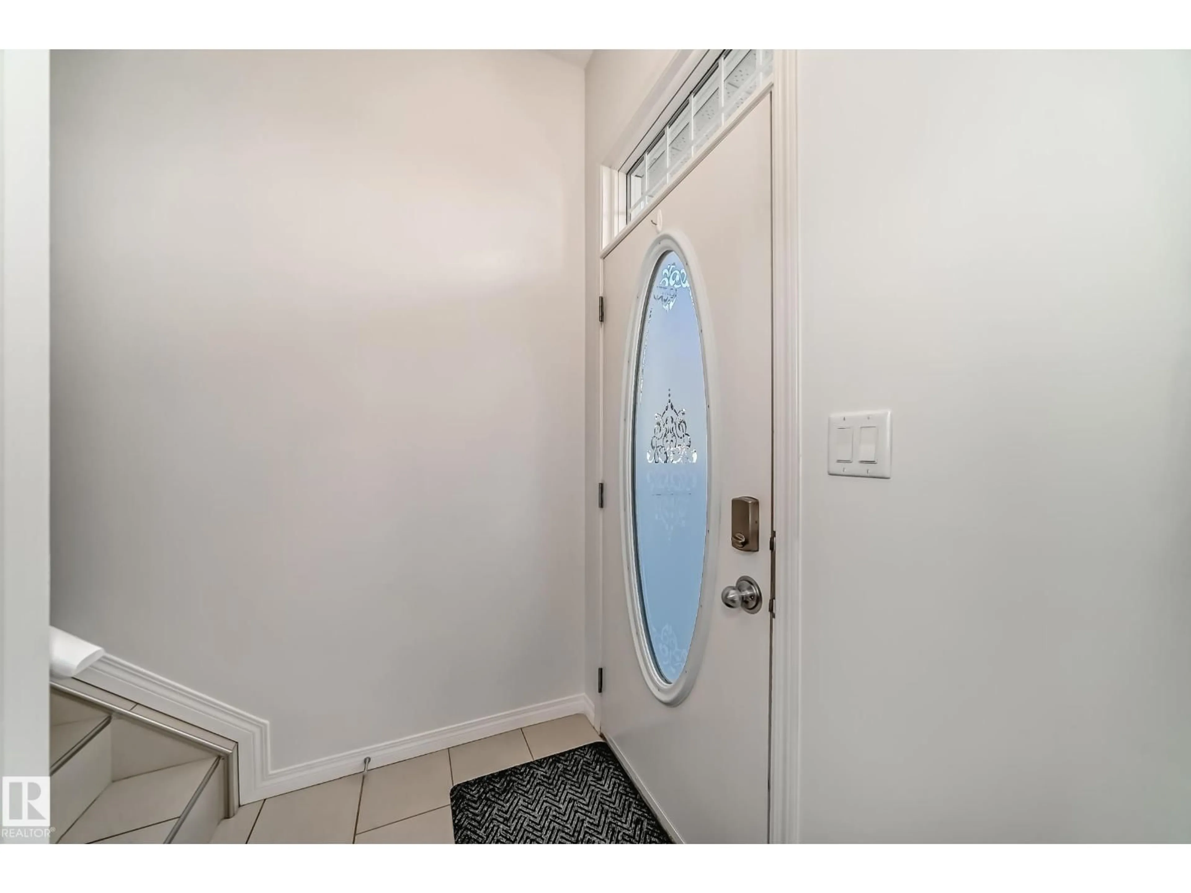 Indoor entryway for #54 - 16243 TOWNE CENTRE BV, Edmonton Alberta T6R0S3