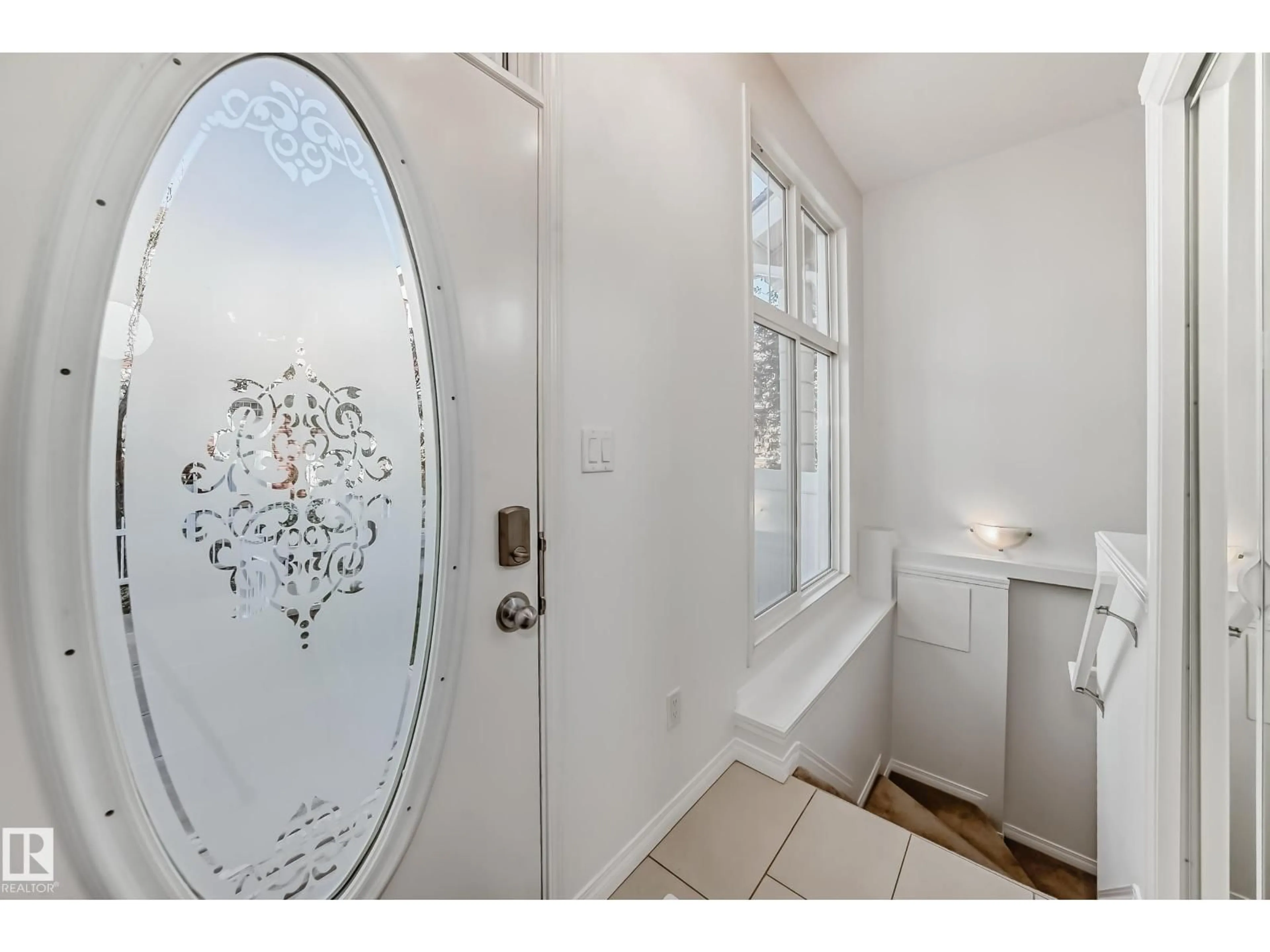 Indoor entryway for #54 - 16243 TOWNE CENTRE BV, Edmonton Alberta T6R0S3