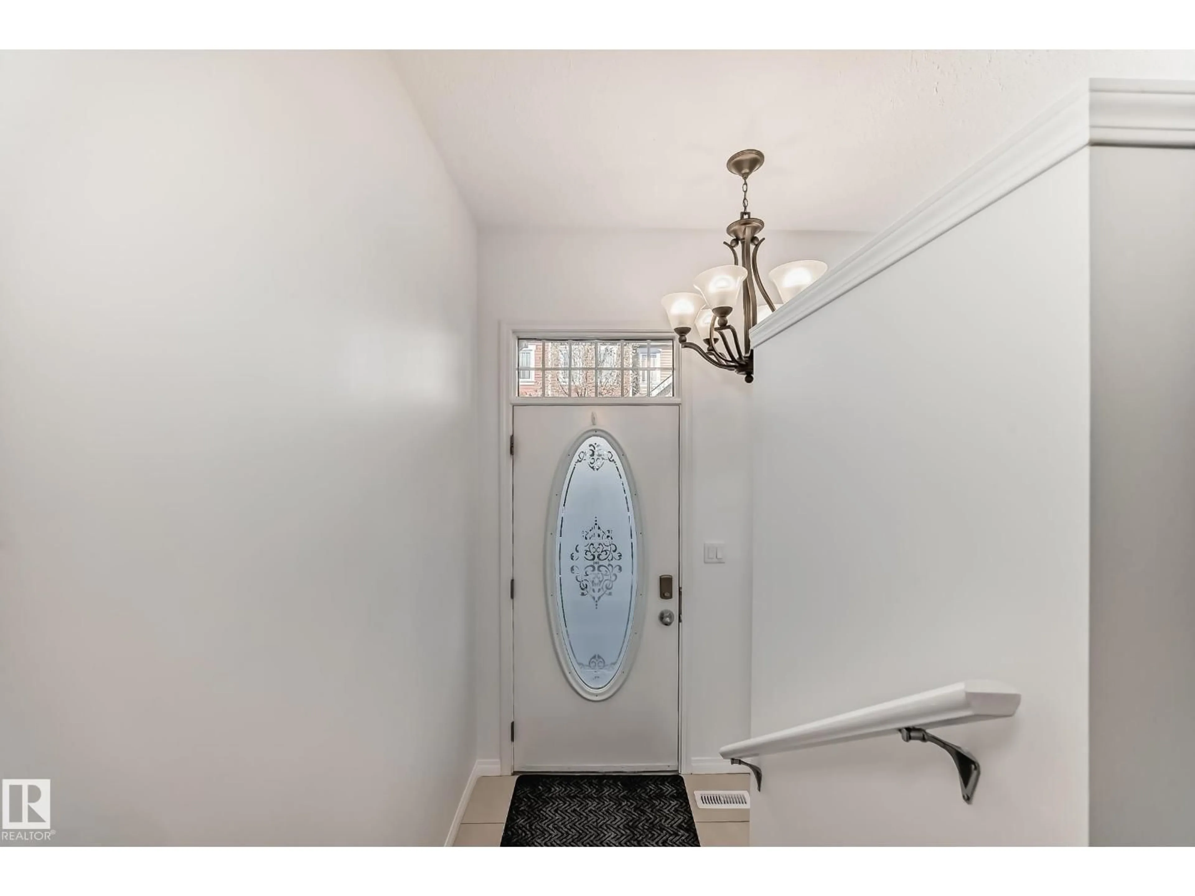 Indoor entryway for #54 - 16243 TOWNE CENTRE BV, Edmonton Alberta T6R0S3