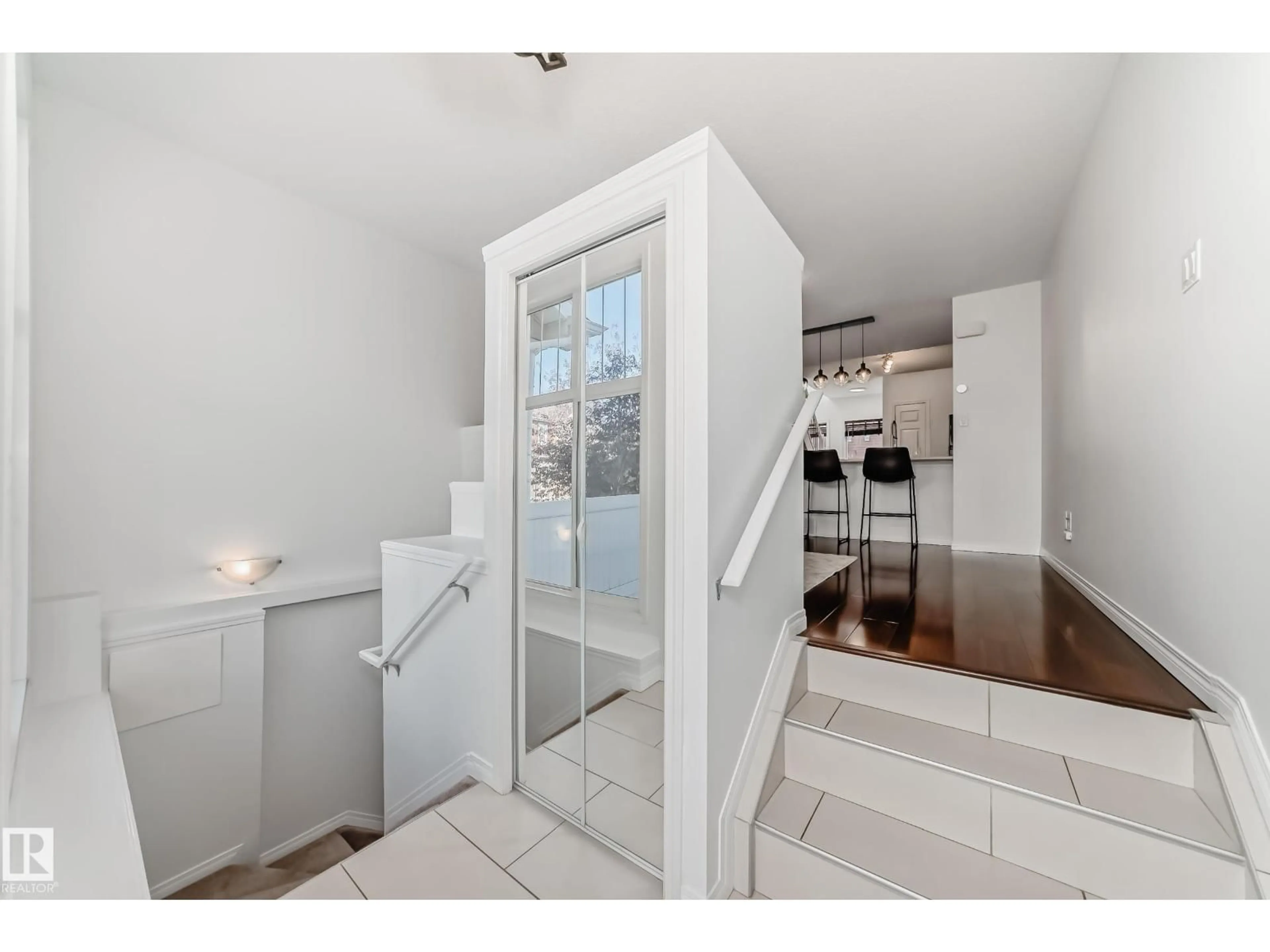 Indoor entryway for #54 - 16243 TOWNE CENTRE BV, Edmonton Alberta T6R0S3