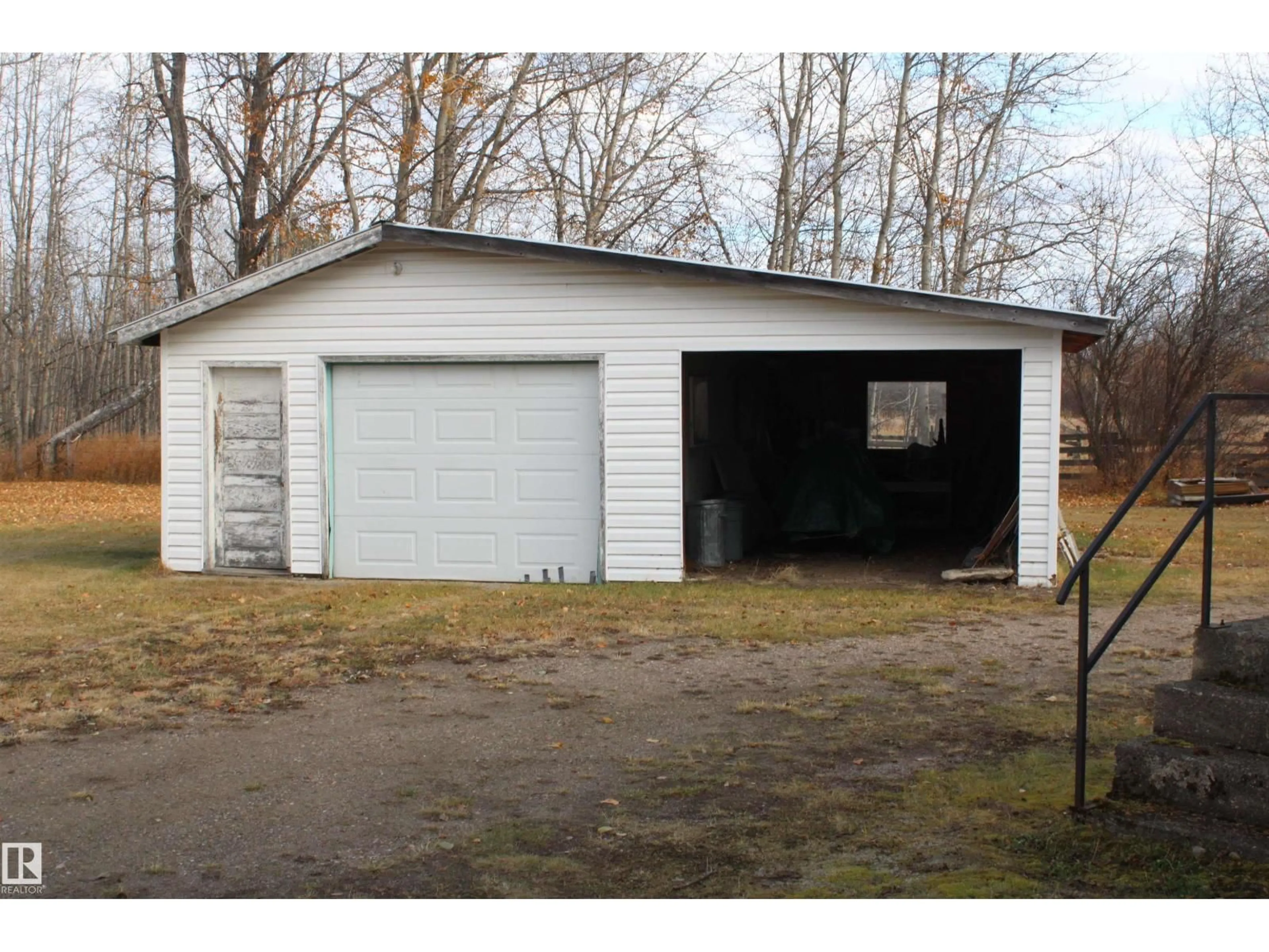 Indoor garage for 5203 50 ST, Rural Thorhild County Alberta T0A3J0