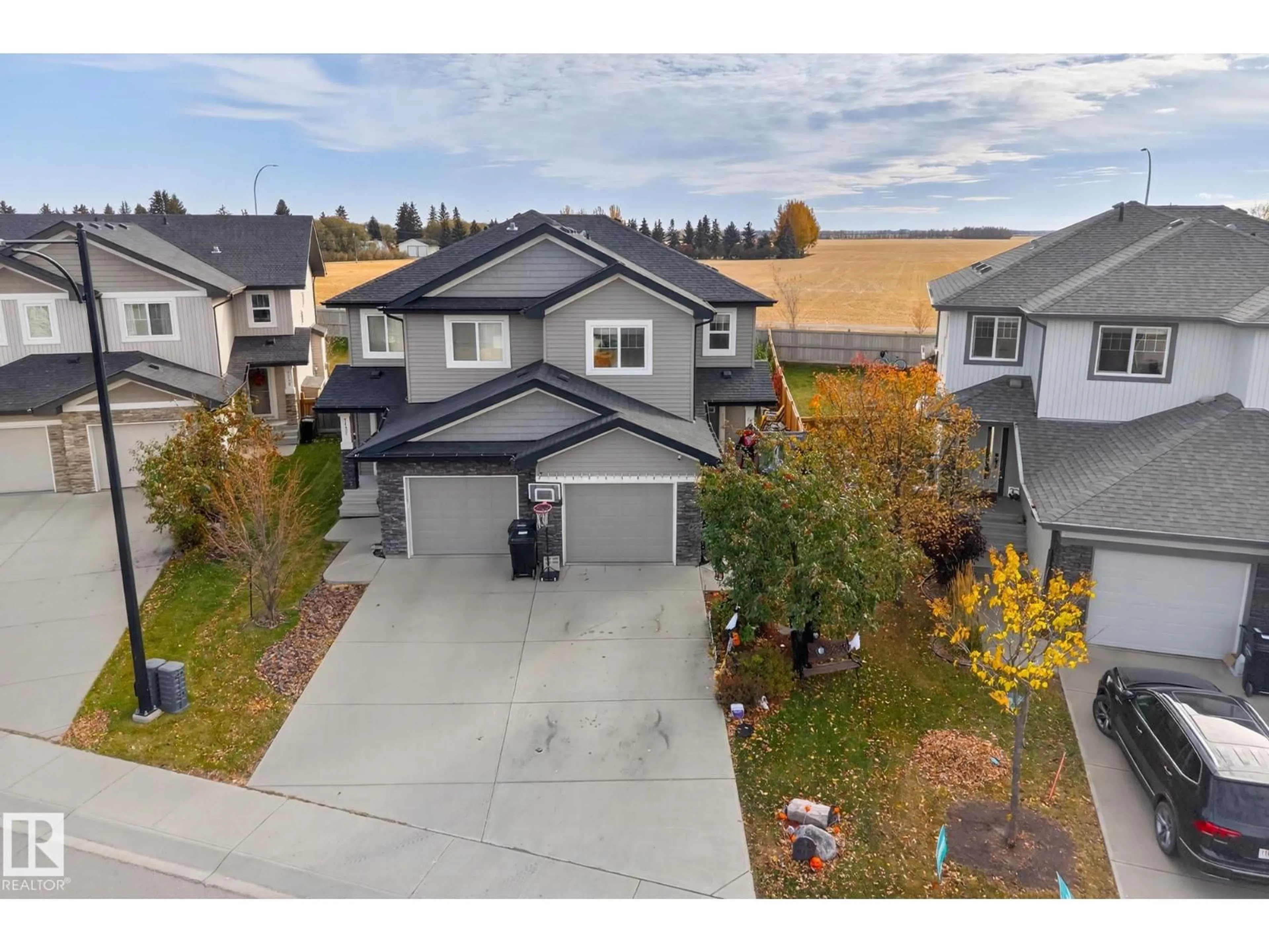 A pic from outside/outdoor area/front of a property/back of a property/a pic from drone, street for 7139 CARDINAL WY, Edmonton Alberta T6W1Z3
