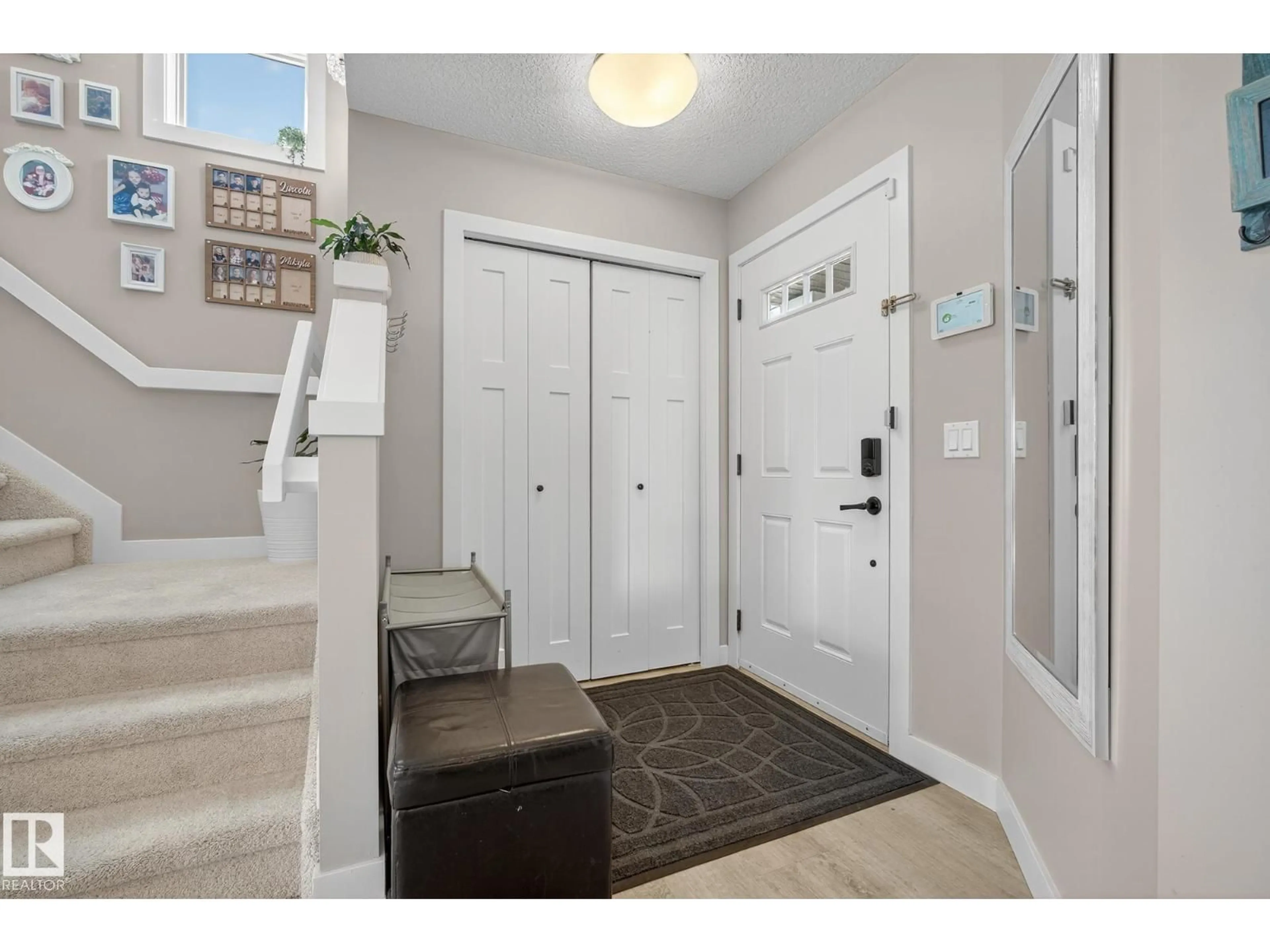 Indoor entryway for 7139 CARDINAL WY, Edmonton Alberta T6W1Z3