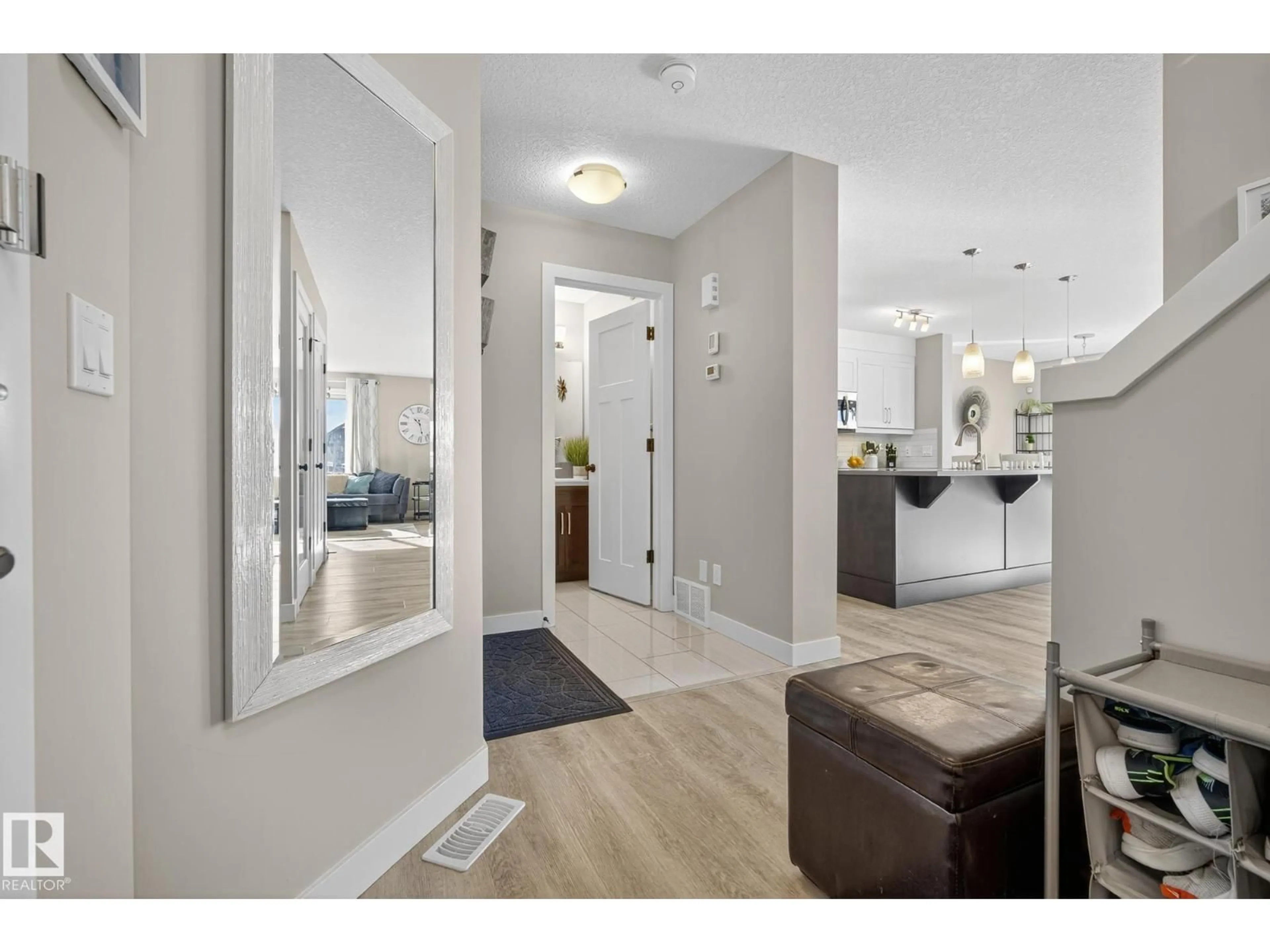 Indoor entryway for 7139 CARDINAL WY, Edmonton Alberta T6W1Z3