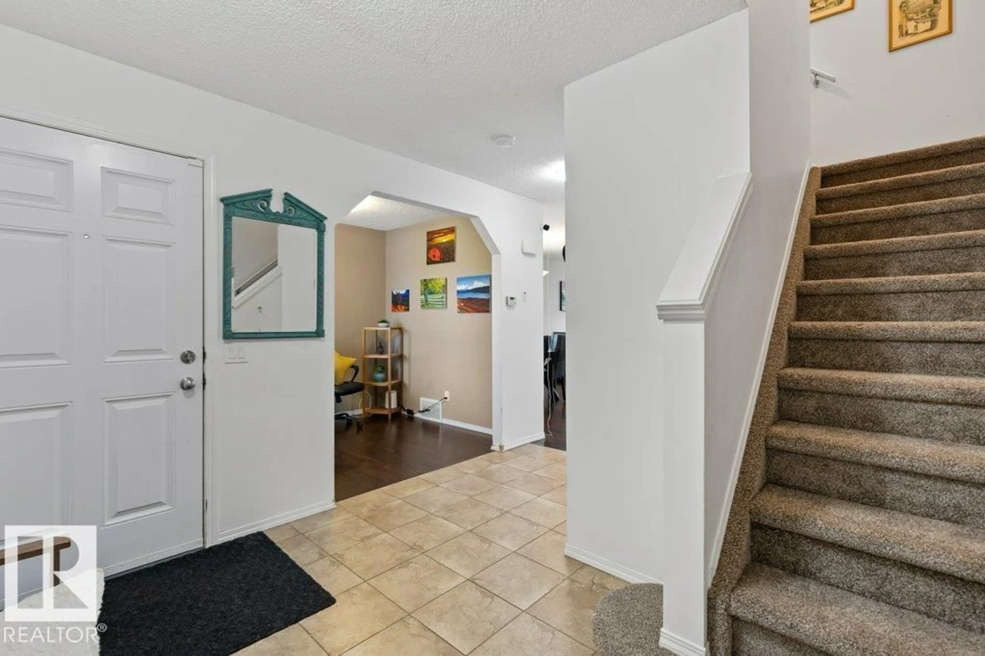 Indoor foyer for NW - 17137 125 ST, Edmonton Alberta T5X0E7