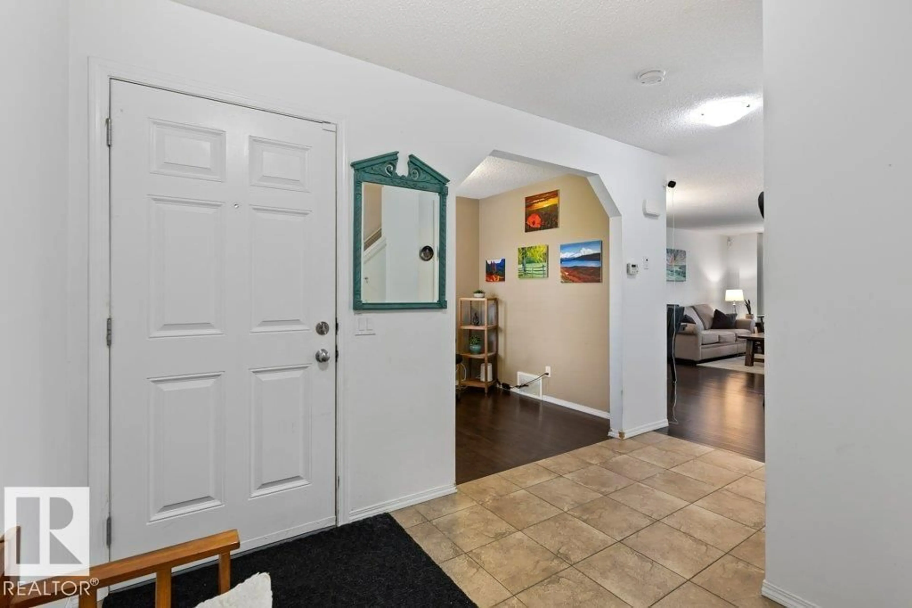 Indoor foyer for NW - 17137 125 ST, Edmonton Alberta T5X0E7