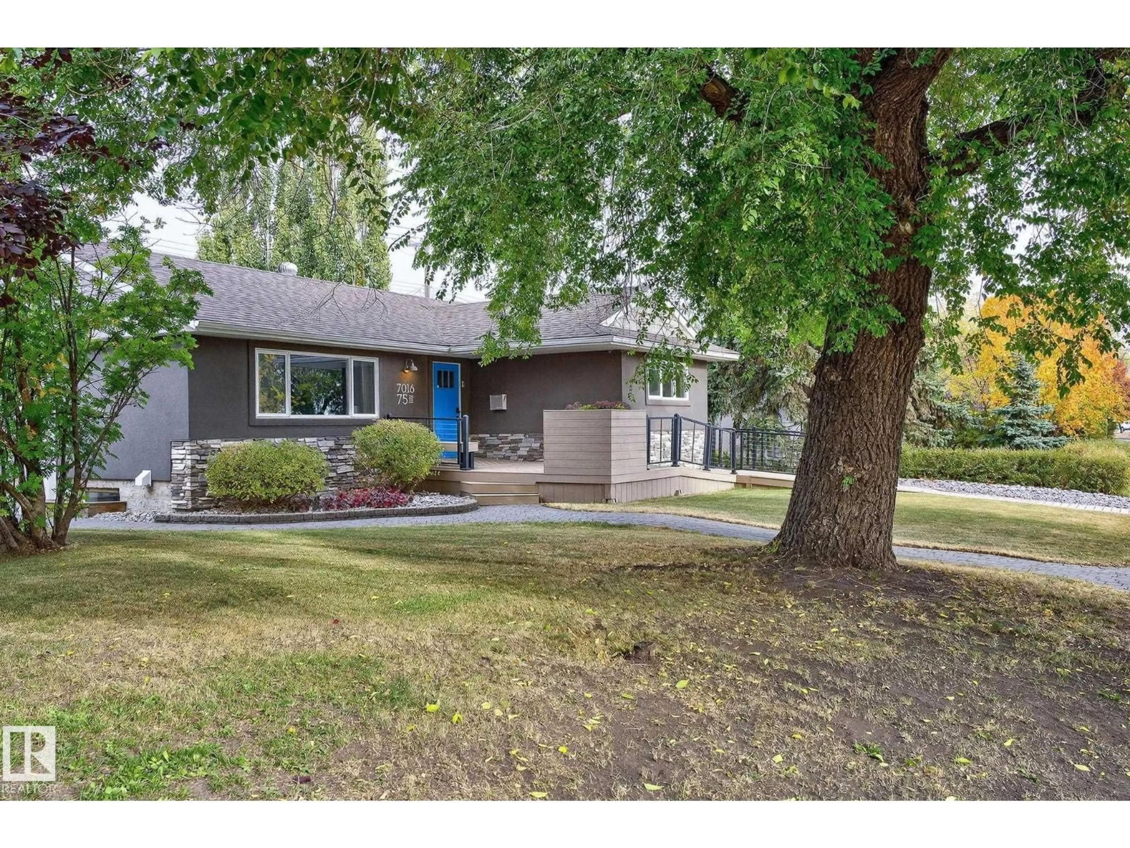 Home with vinyl exterior material, street for 7016 75 ST, Edmonton Alberta T6C2E7