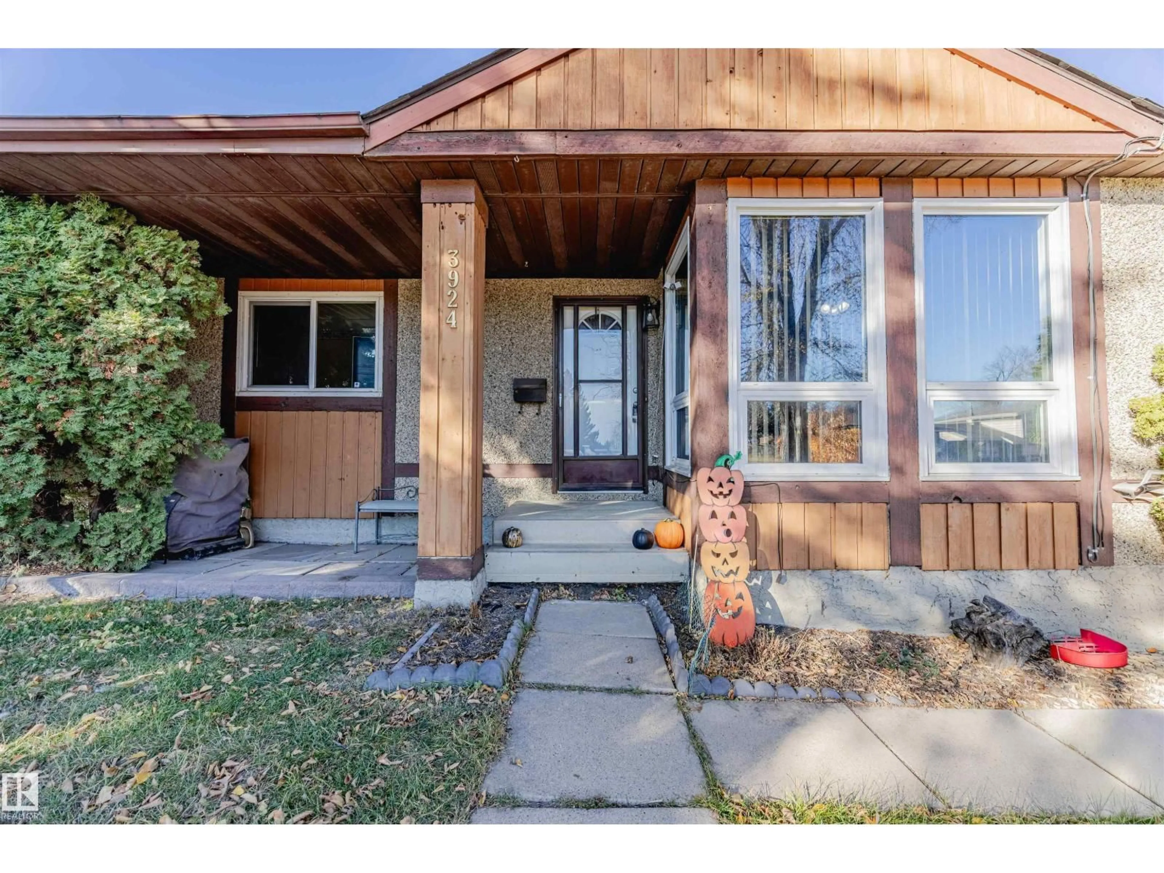 Indoor entryway for NW - 3924 55 ST, Edmonton Alberta T6L1C2