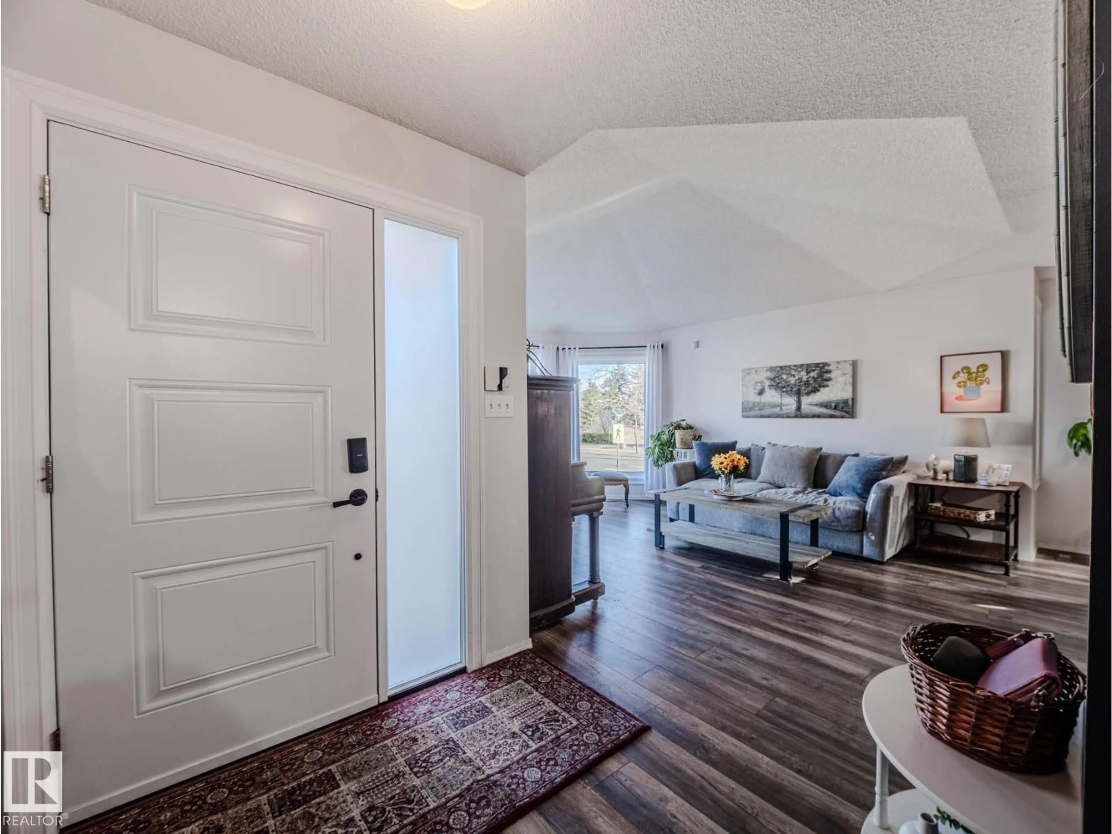 Indoor entryway for 14 HERITAGE BV, St. Albert Alberta T8N5P8