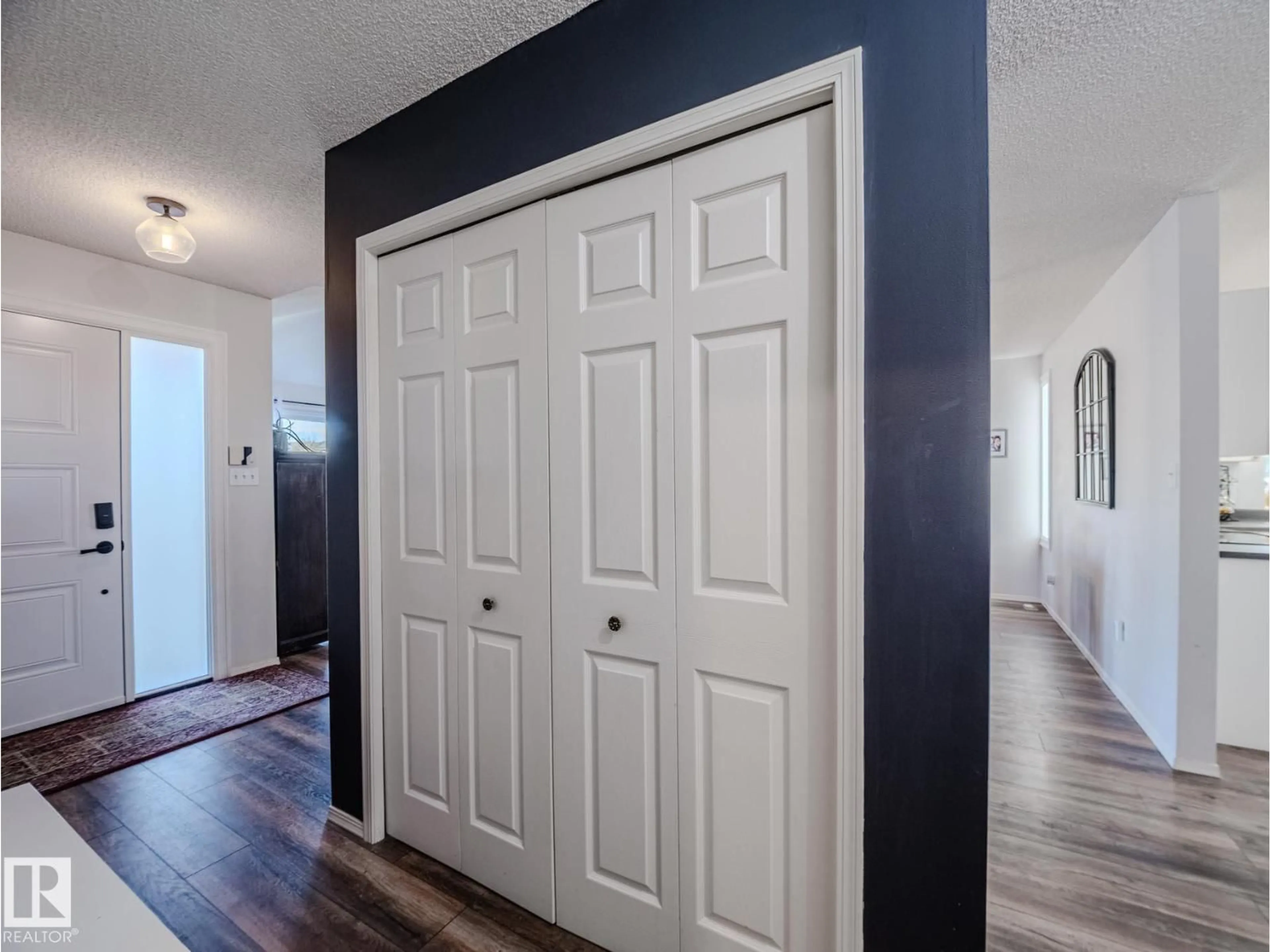 Indoor entryway for 14 HERITAGE BV, St. Albert Alberta T8N5P8