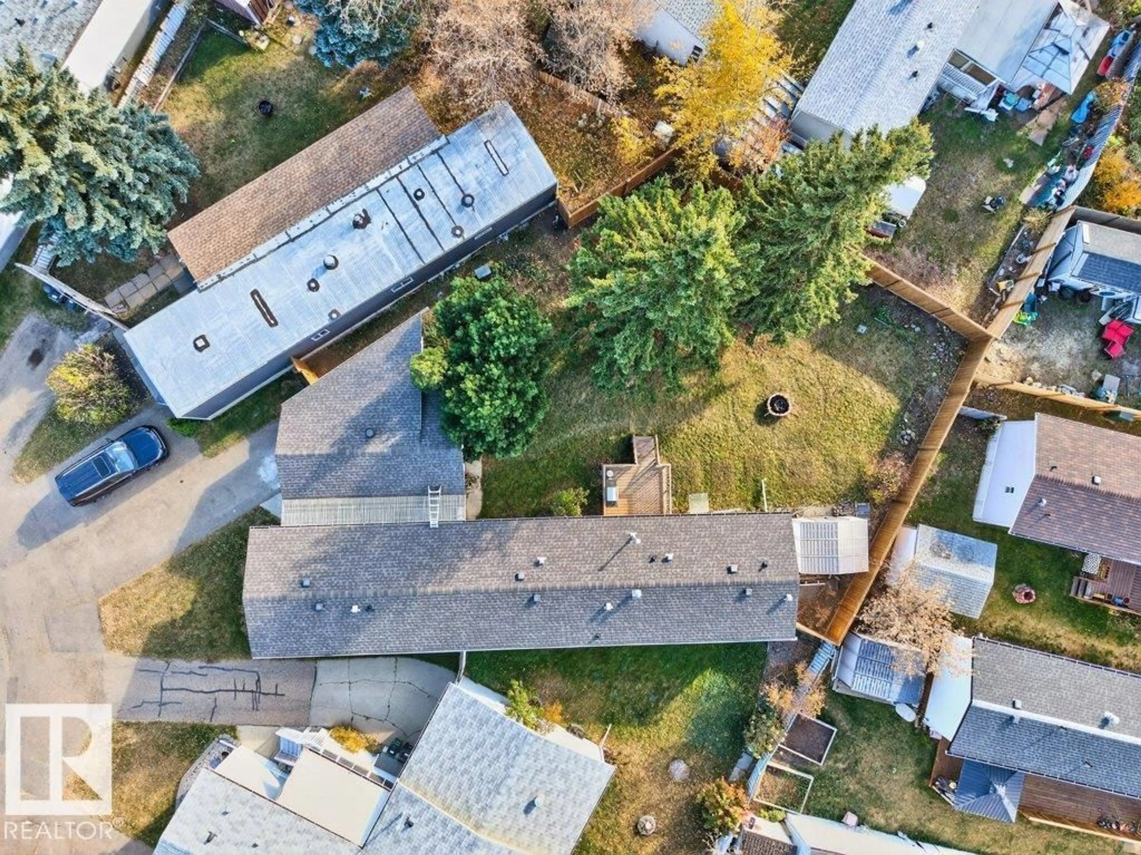 A pic from outside/outdoor area/front of a property/back of a property/a pic from drone, unknown for 1226 WEST VIEW RI, Edmonton Alberta T5S1T6