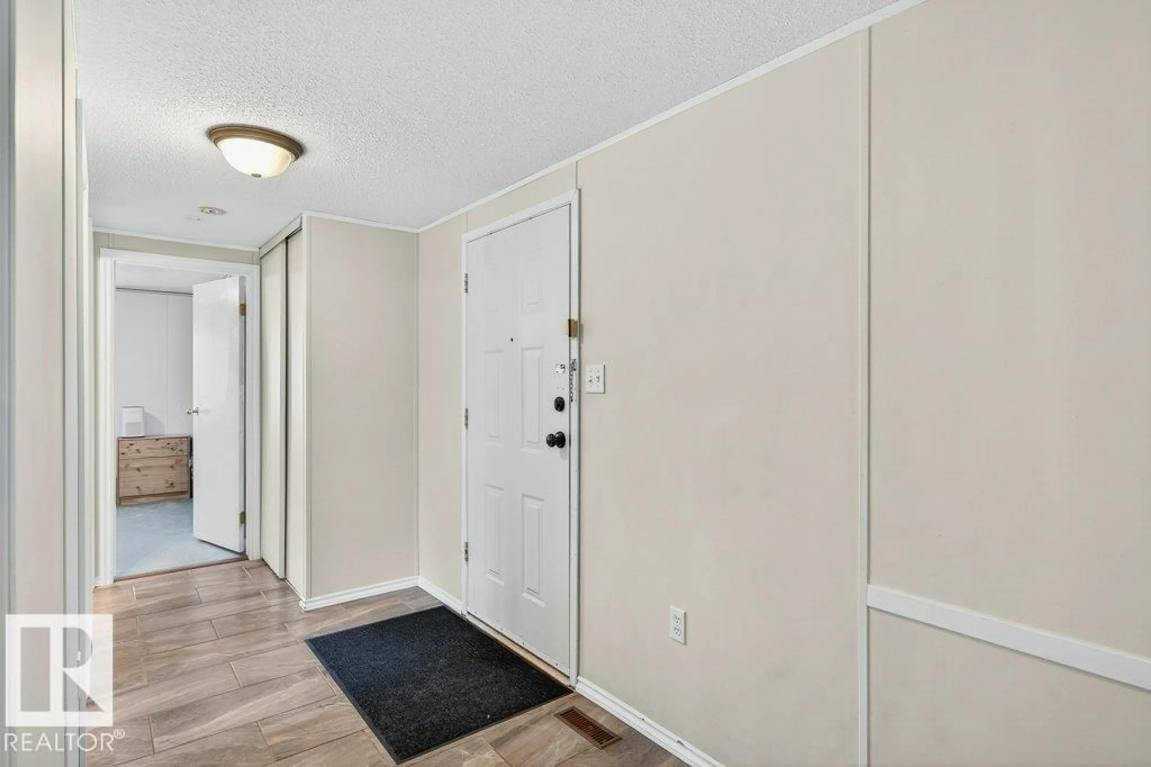 Indoor entryway for 1226 WEST VIEW RI, Edmonton Alberta T5S1T6