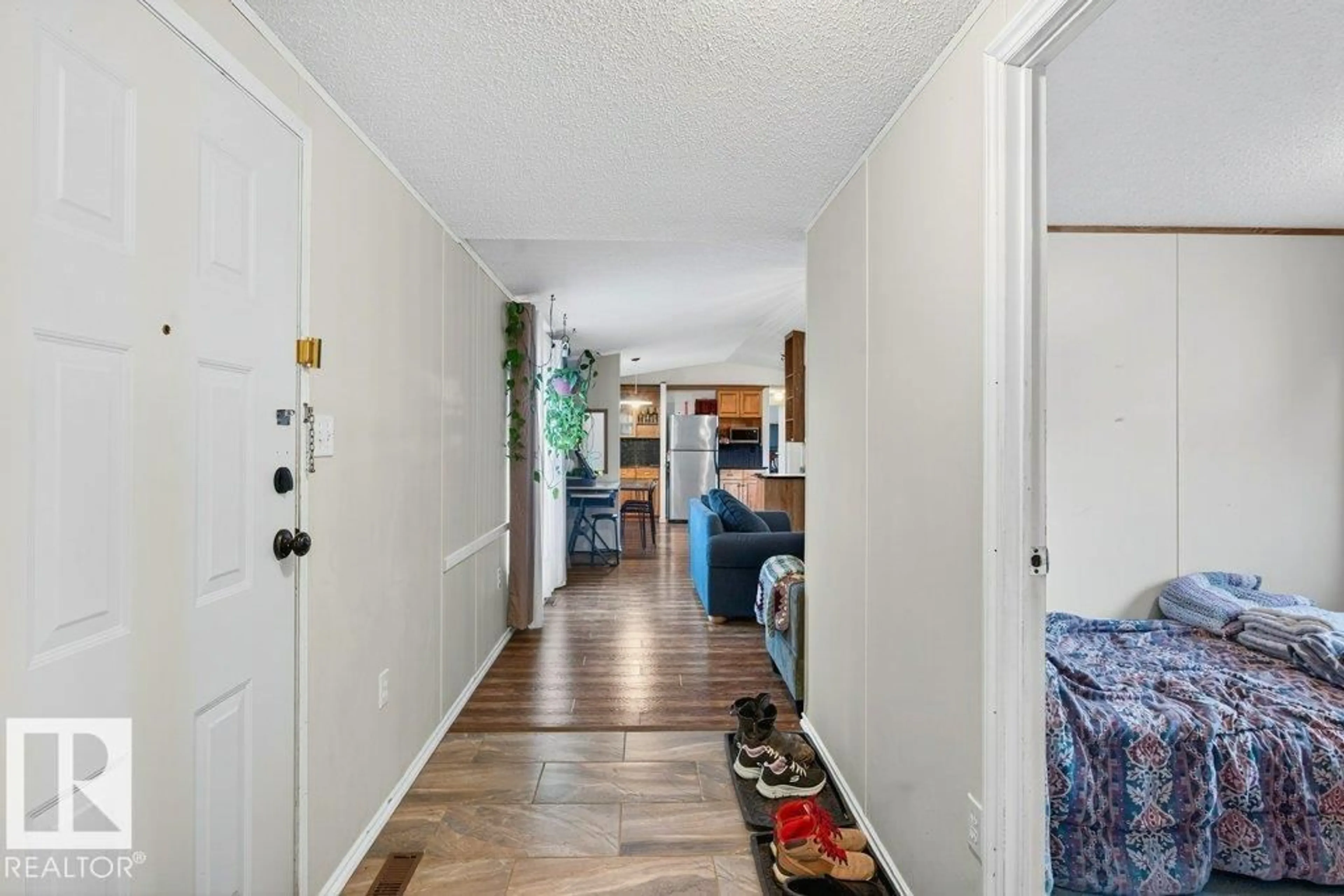 Indoor entryway for 1226 WEST VIEW RI, Edmonton Alberta T5S1T6