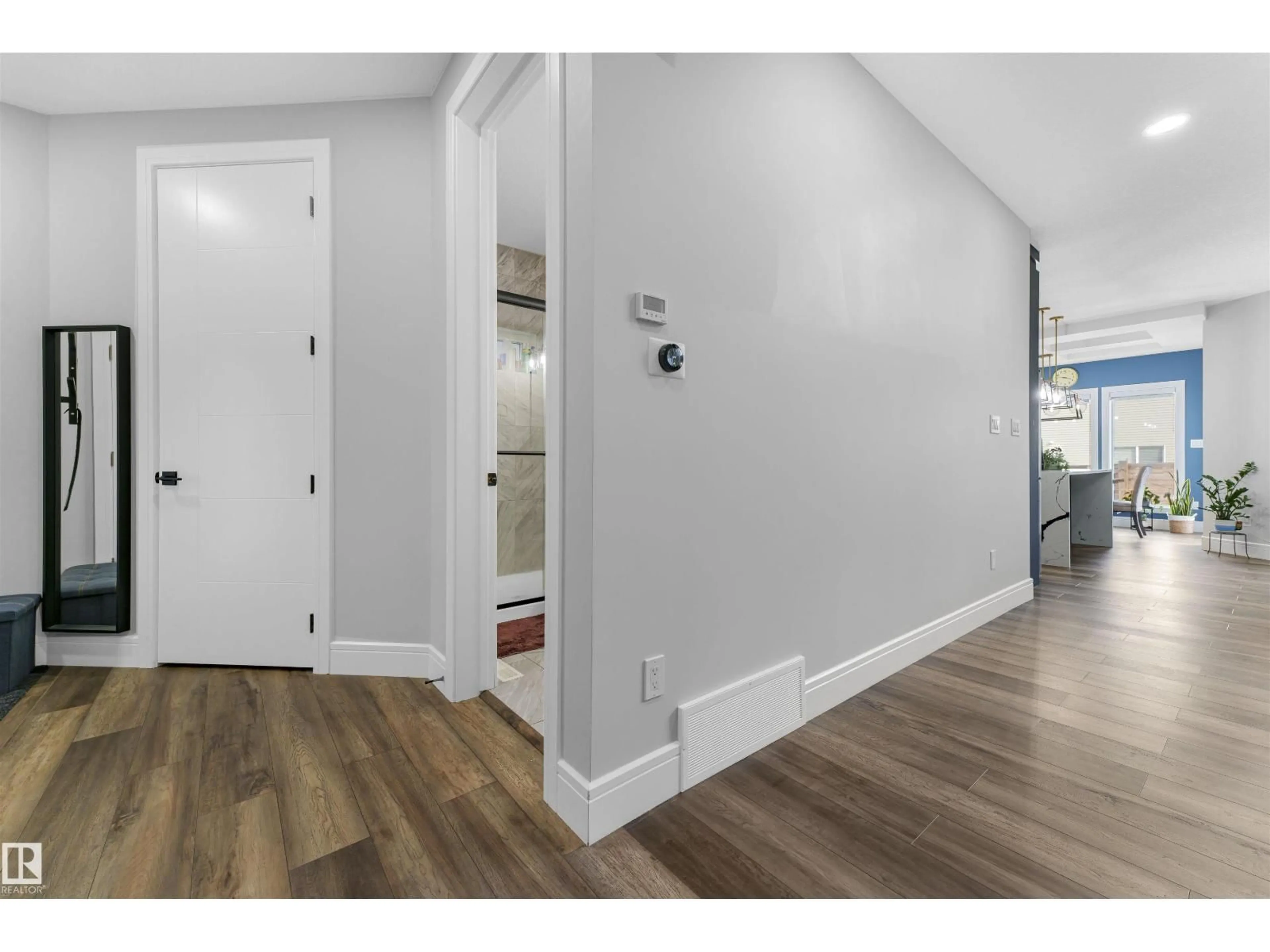 Indoor entryway for 431 42 ST, Edmonton Alberta T6X2L7