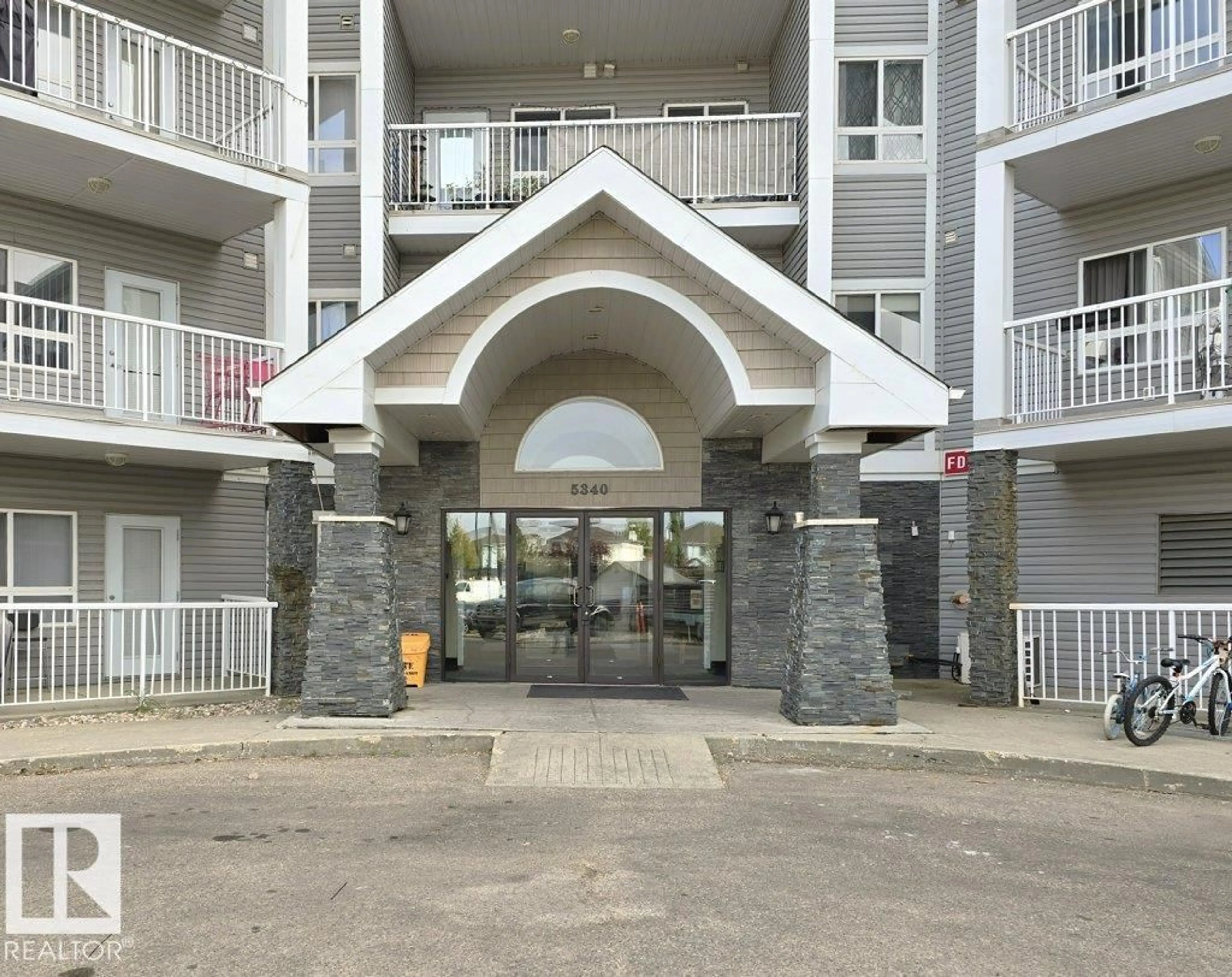 Indoor foyer for #119 - 5340 199 ST, Edmonton Alberta T6M0A5