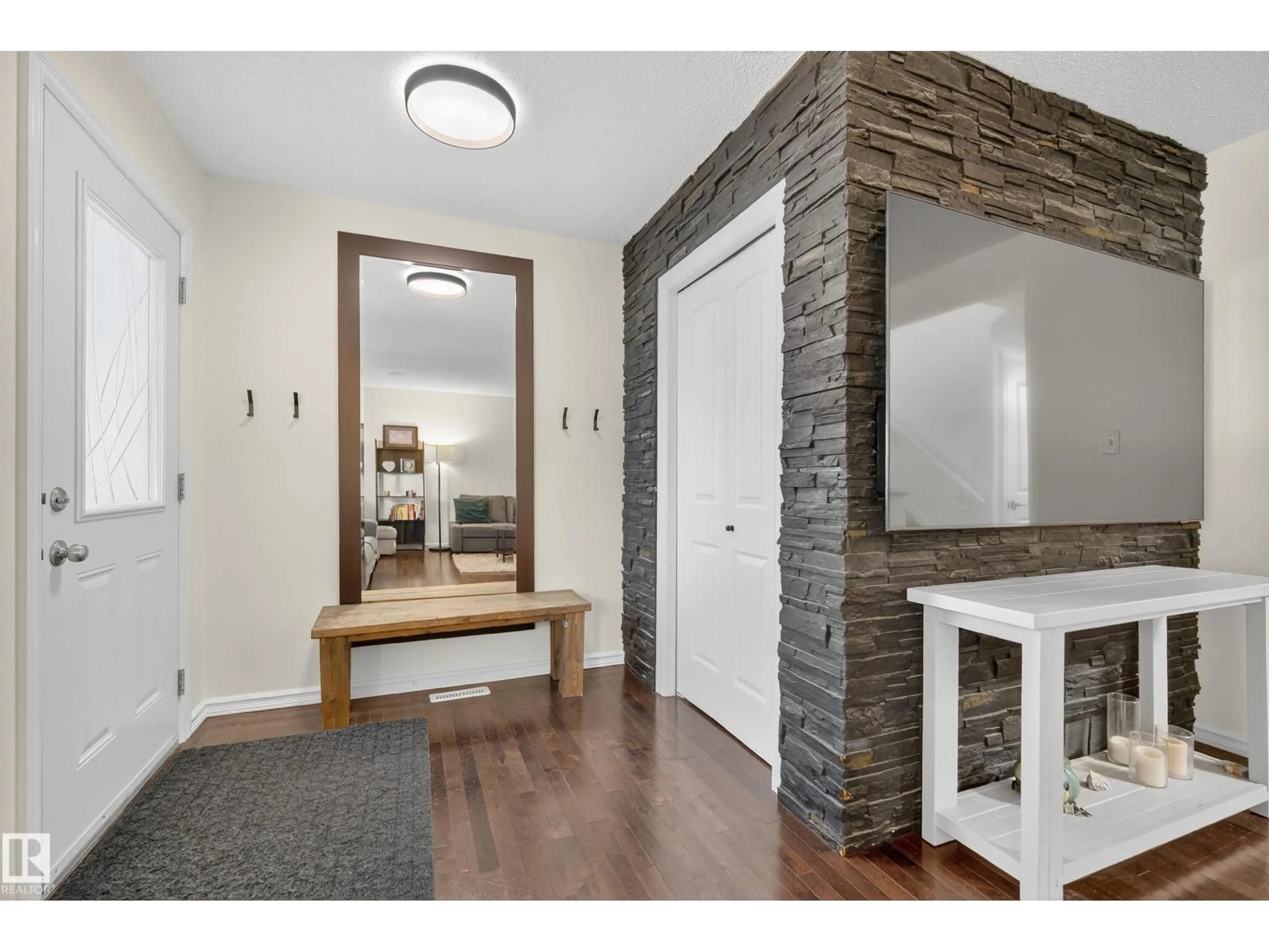 Indoor entryway for 1119 36 AV, Edmonton Alberta T6T0E9